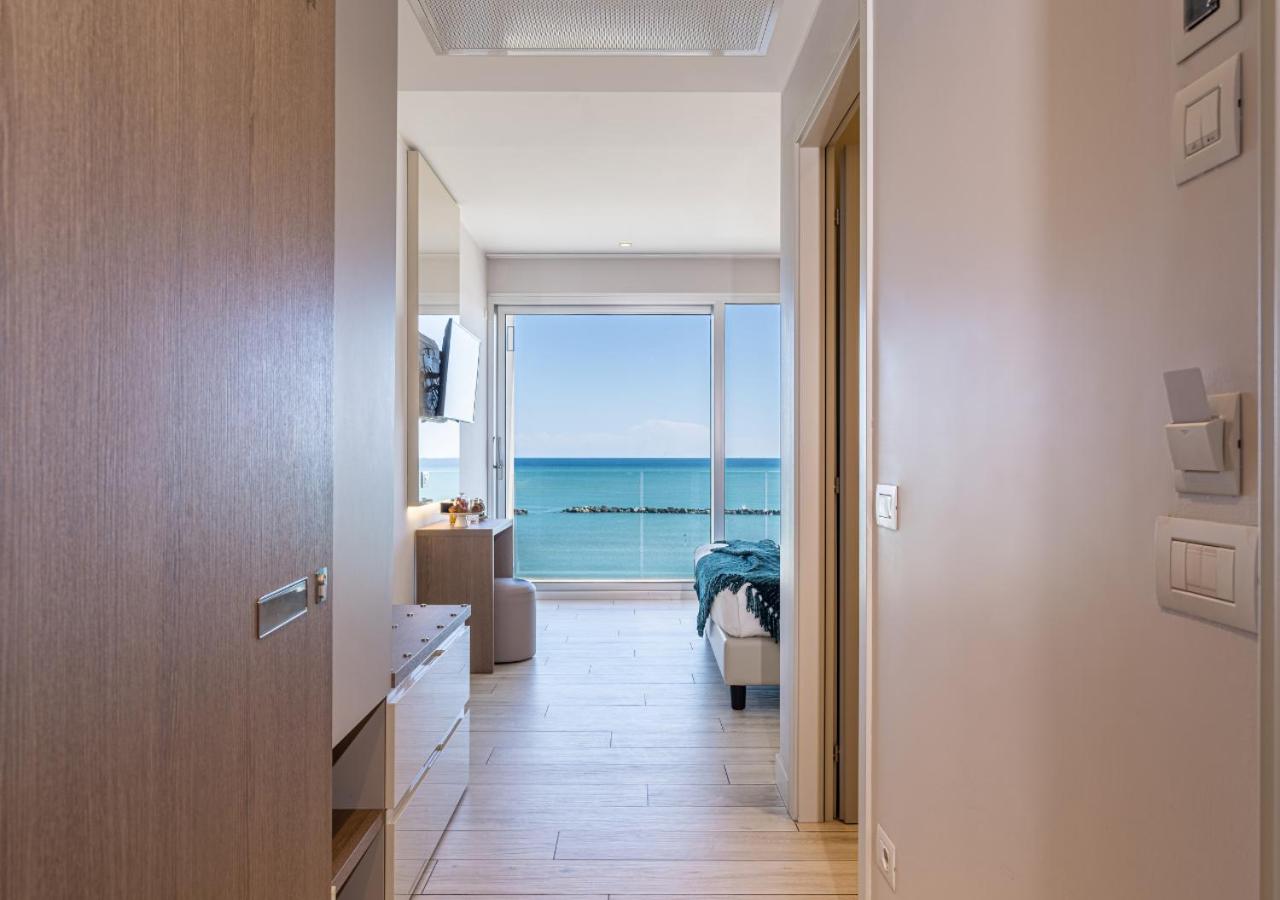 Double Room with Balcony and Sea View - Photo 6