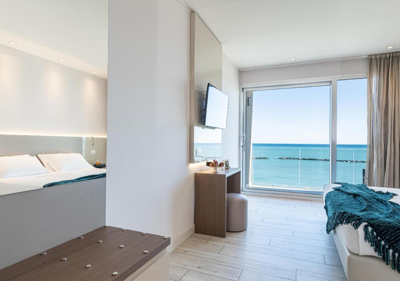 Double Room with Balcony and Sea View - Photo 8