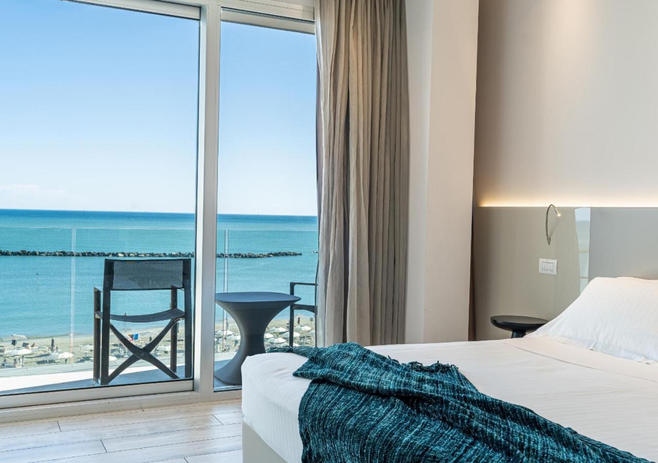 Double Room with Balcony and Sea View - Photo 5