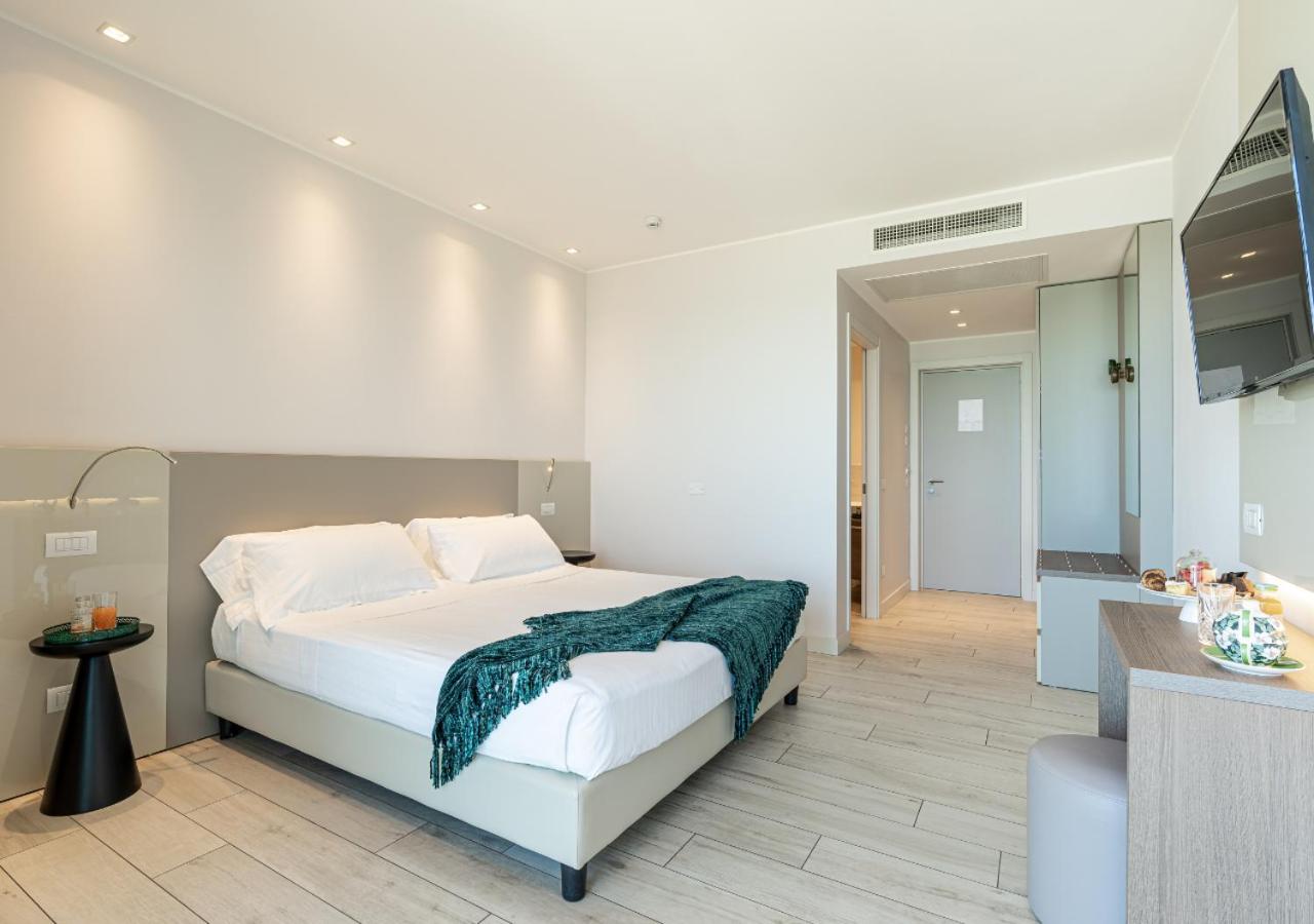 Double Room with Balcony and Sea View - Photo 7
