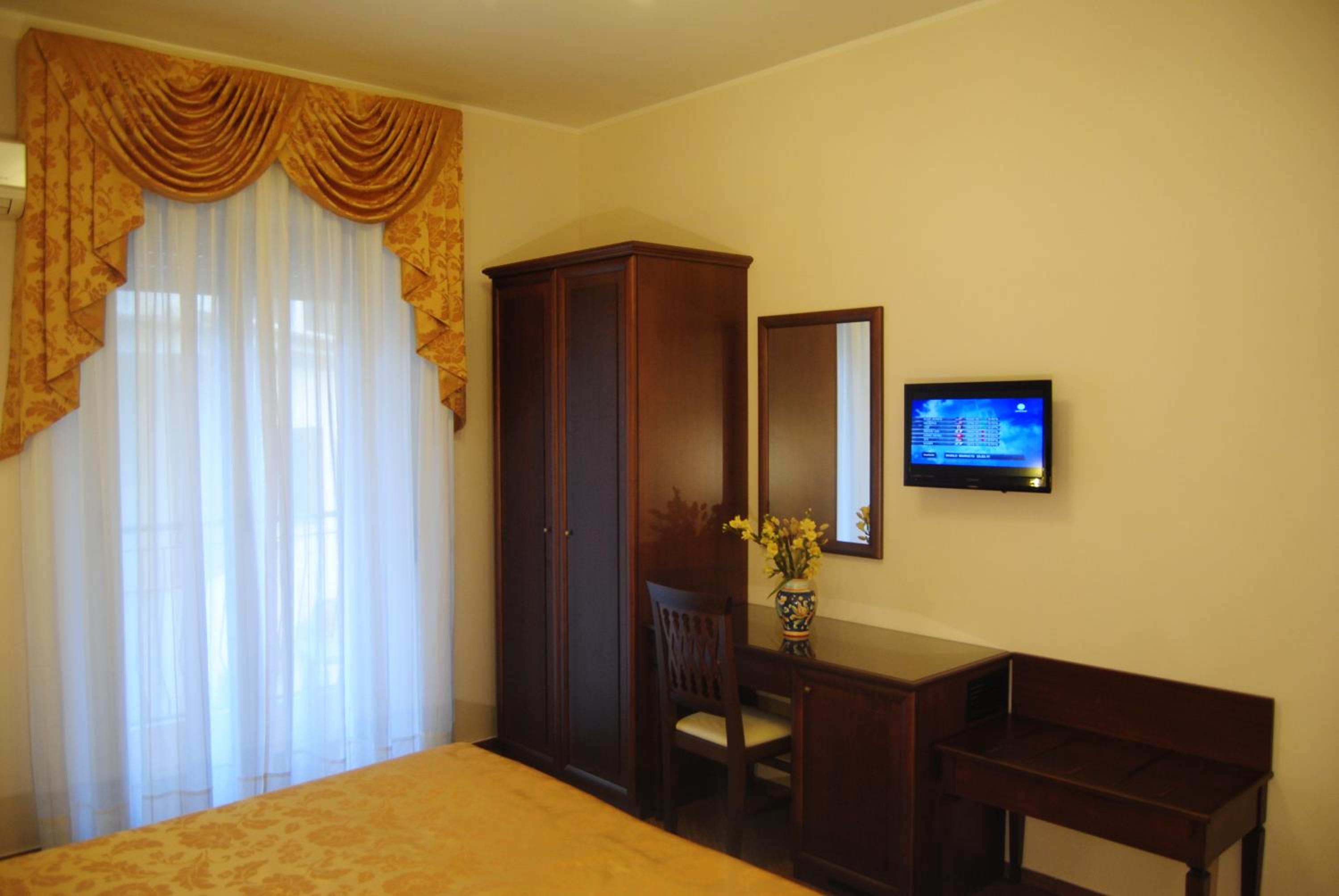 Superior Double or Twin Room with Lateral Sea View photo 2