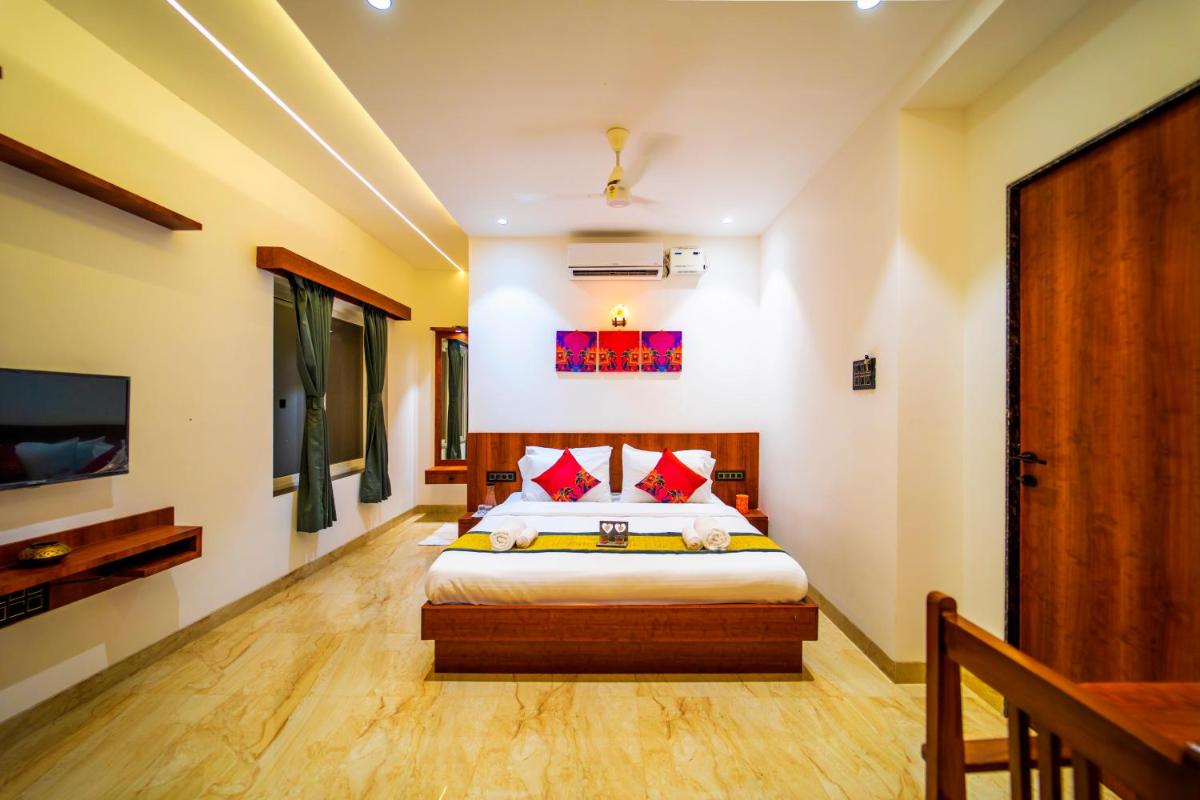 Deluxe Double Room with Balcony photo 3