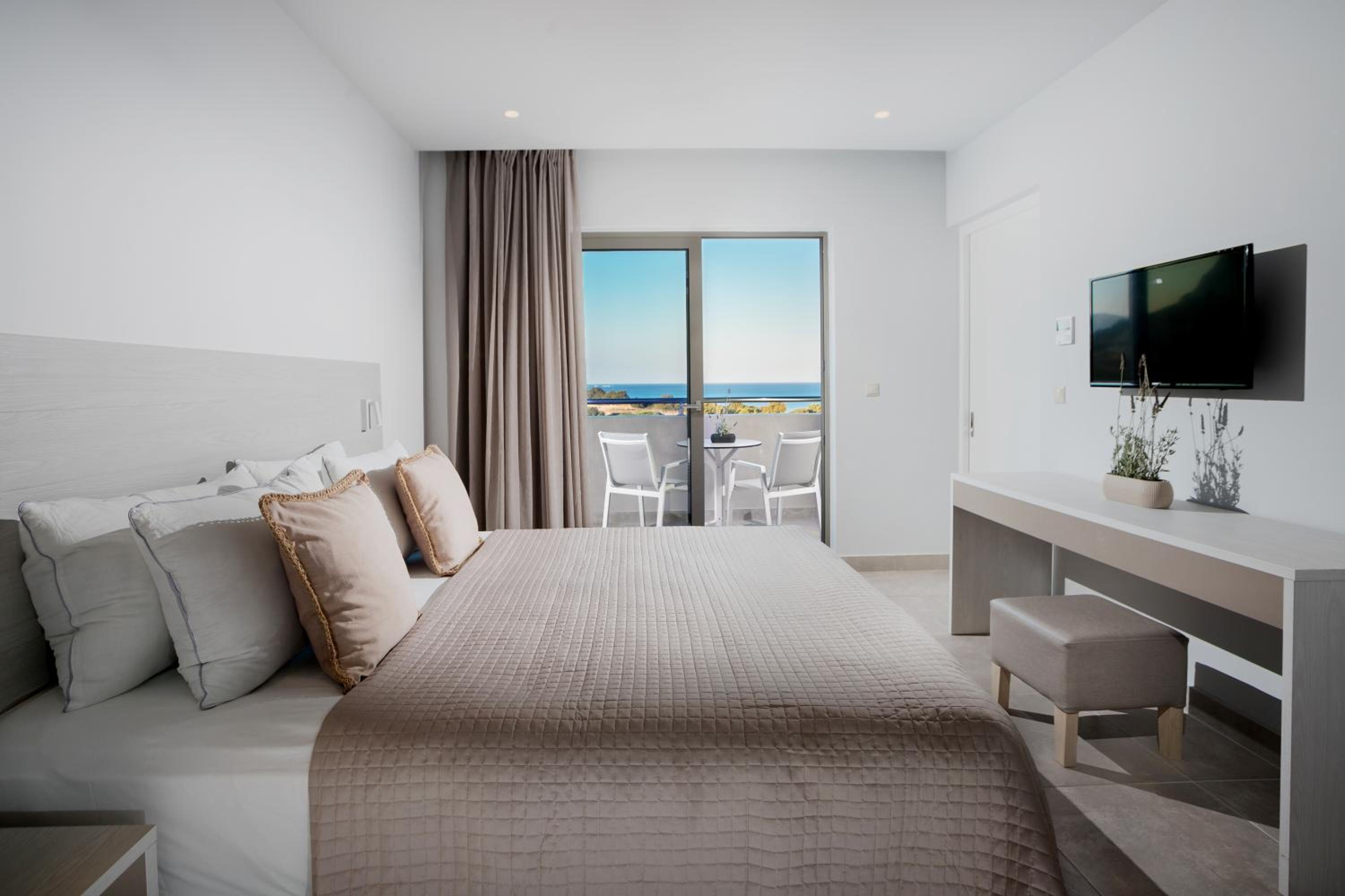 Family Room with Sea View (3 Adults + 1 Child)   photo 2