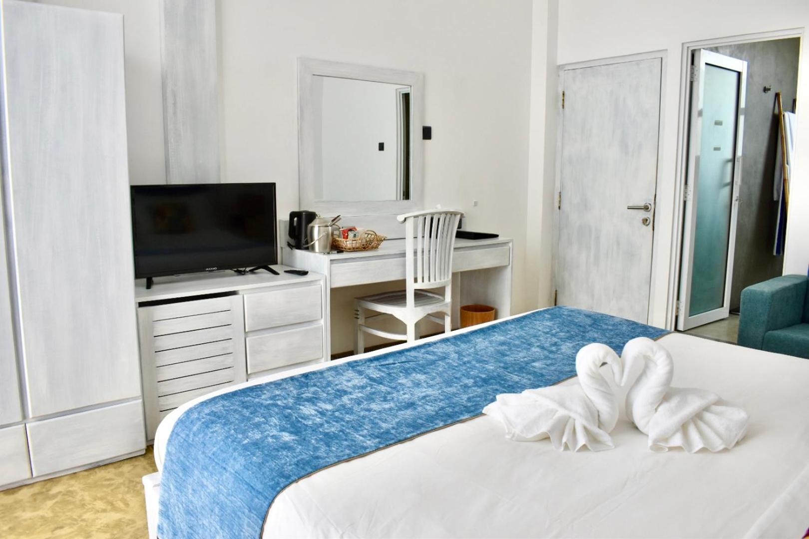 Deluxe Double Room With Balcony And Sea View - Photo 33