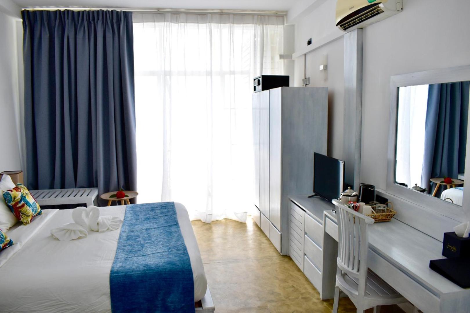 Deluxe Double Room With Balcony And Sea View - Photo 17