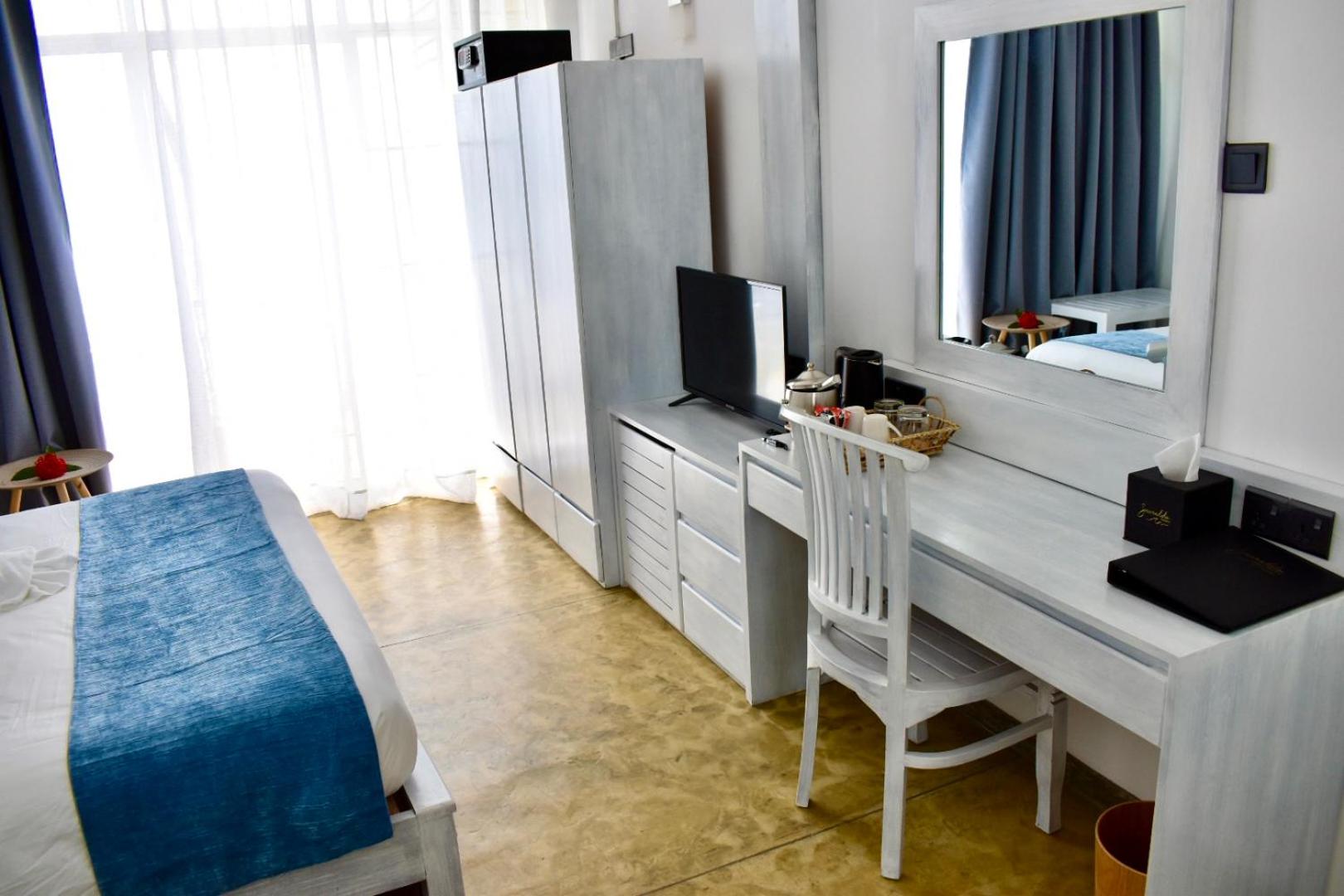Deluxe Double Room With Balcony And Sea View - Photo 34