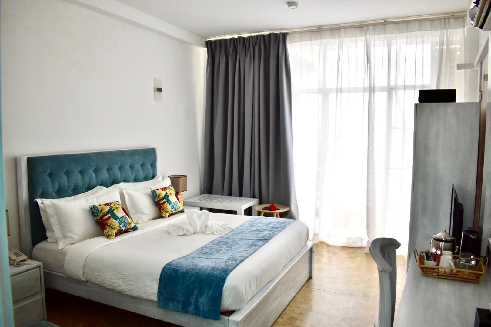 Deluxe Double Room With Balcony And Sea View - Photo 18