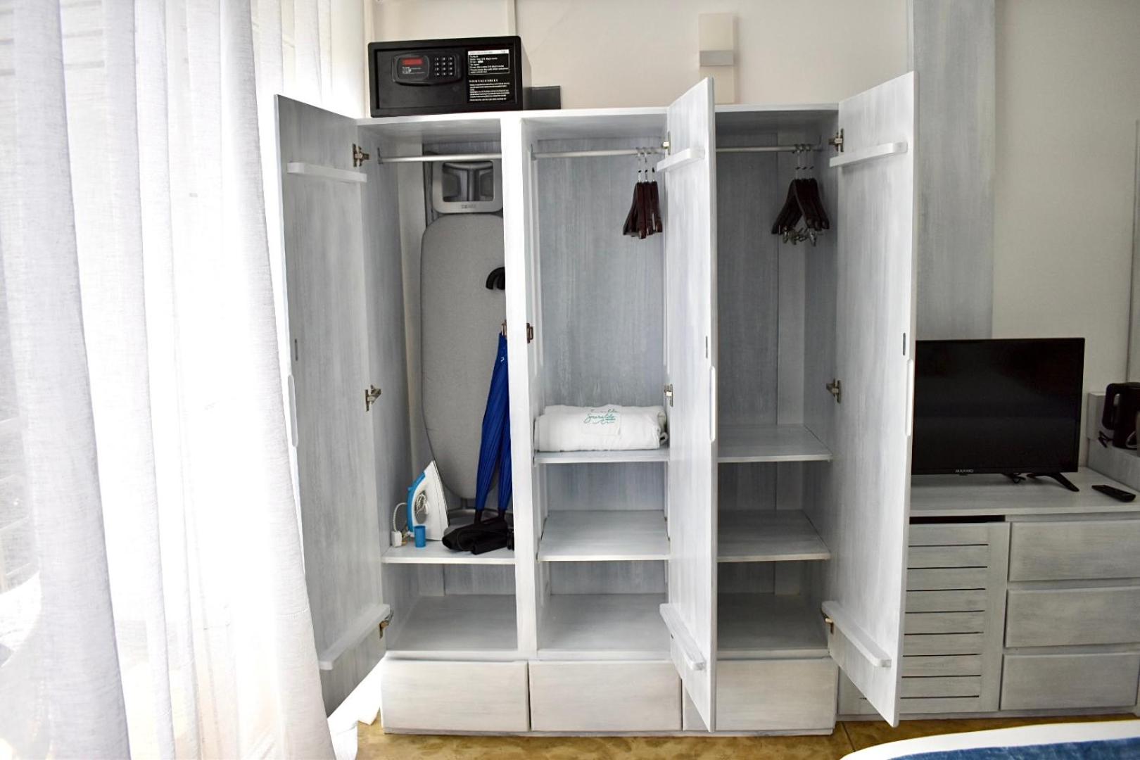 Deluxe Double Room With Balcony And Sea View - Photo 20