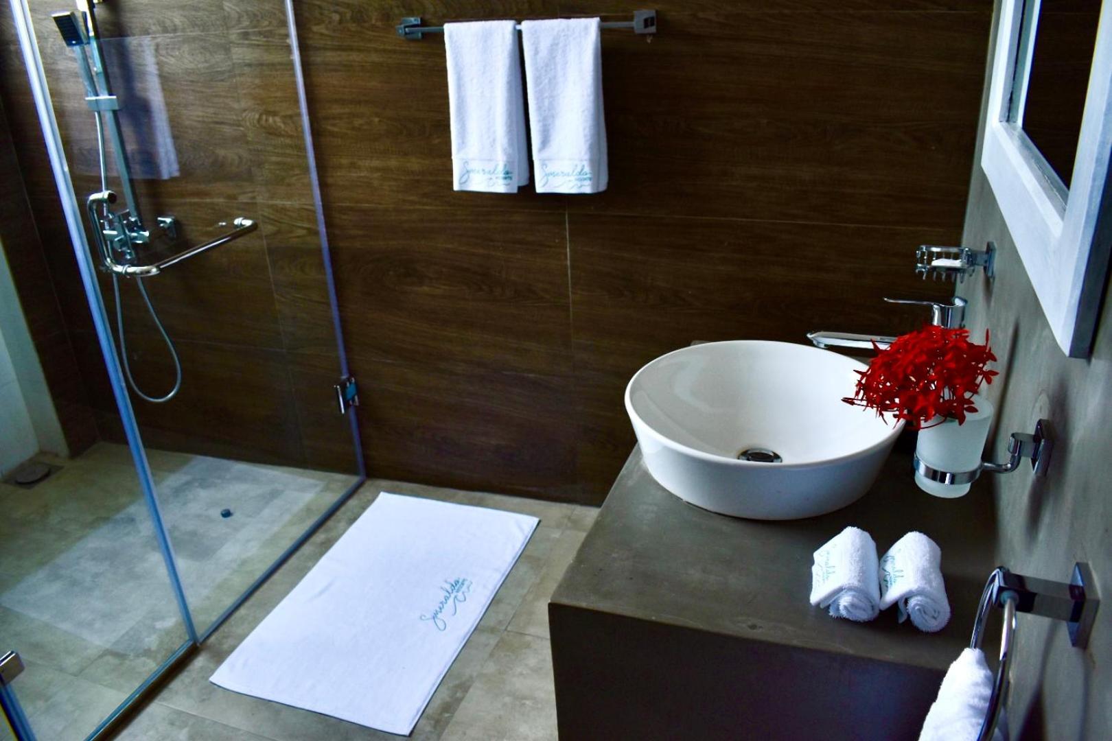 Deluxe Double Room With Balcony And Sea View - Photo 23