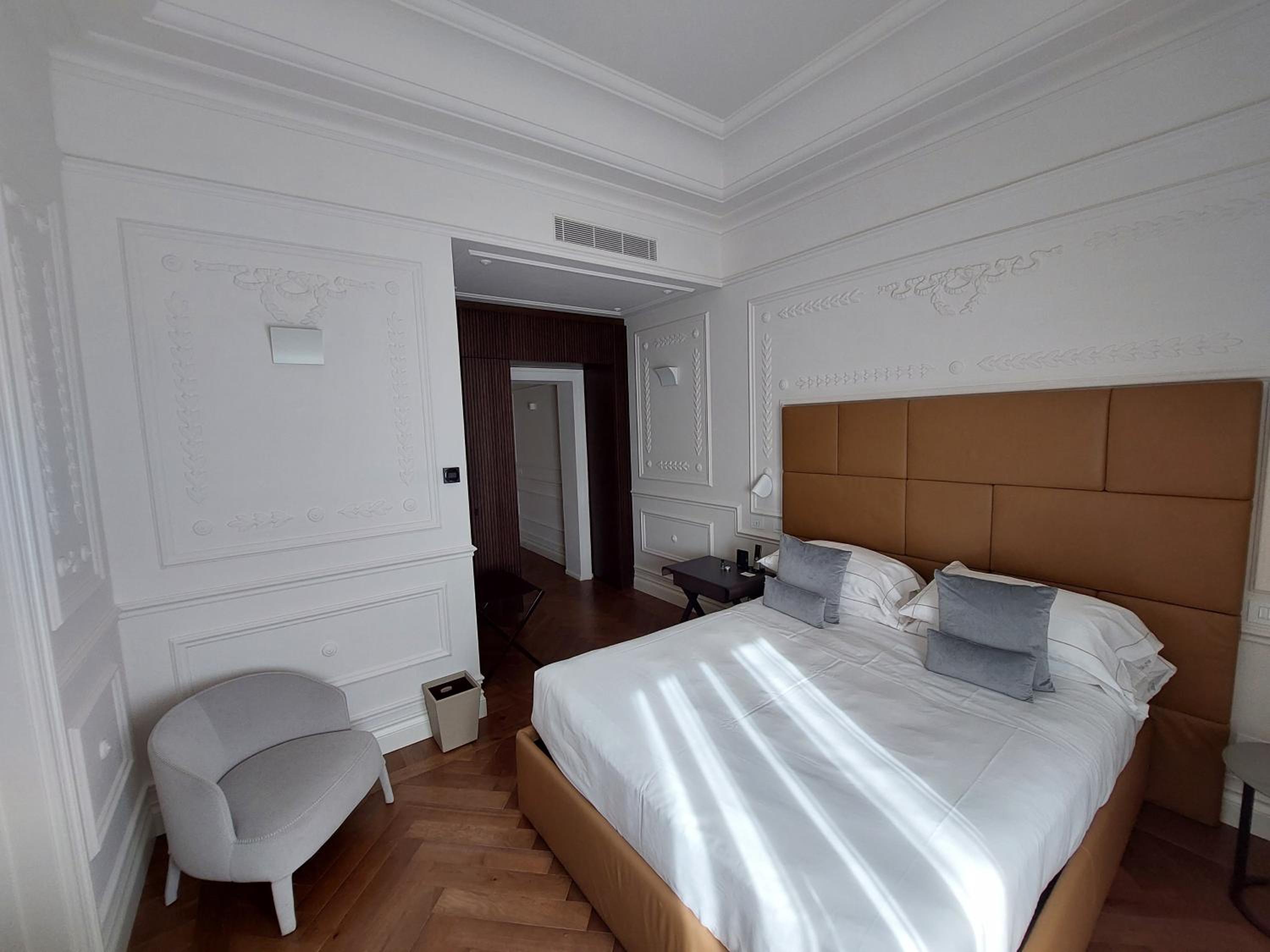 Superior Double Room thumbnail 5