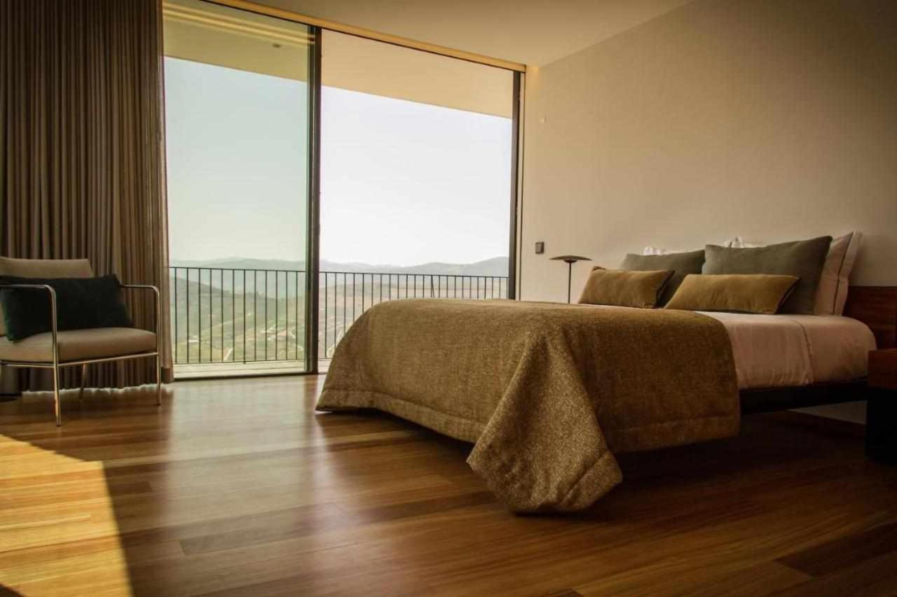 Five-Bedroom House photo 1