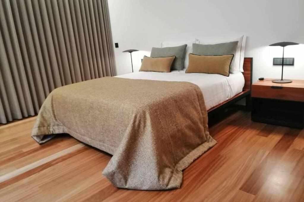 Five-Bedroom House photo 3