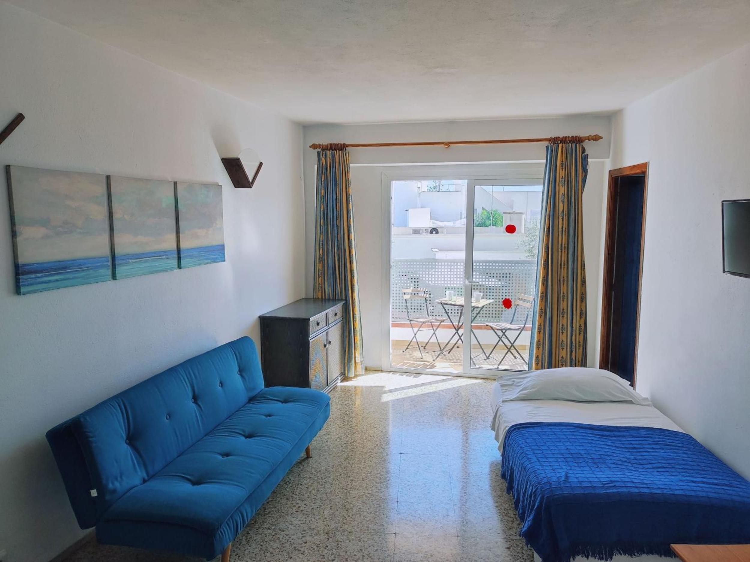One-Bedroom Apartment with Two Balconies and City View photo 3