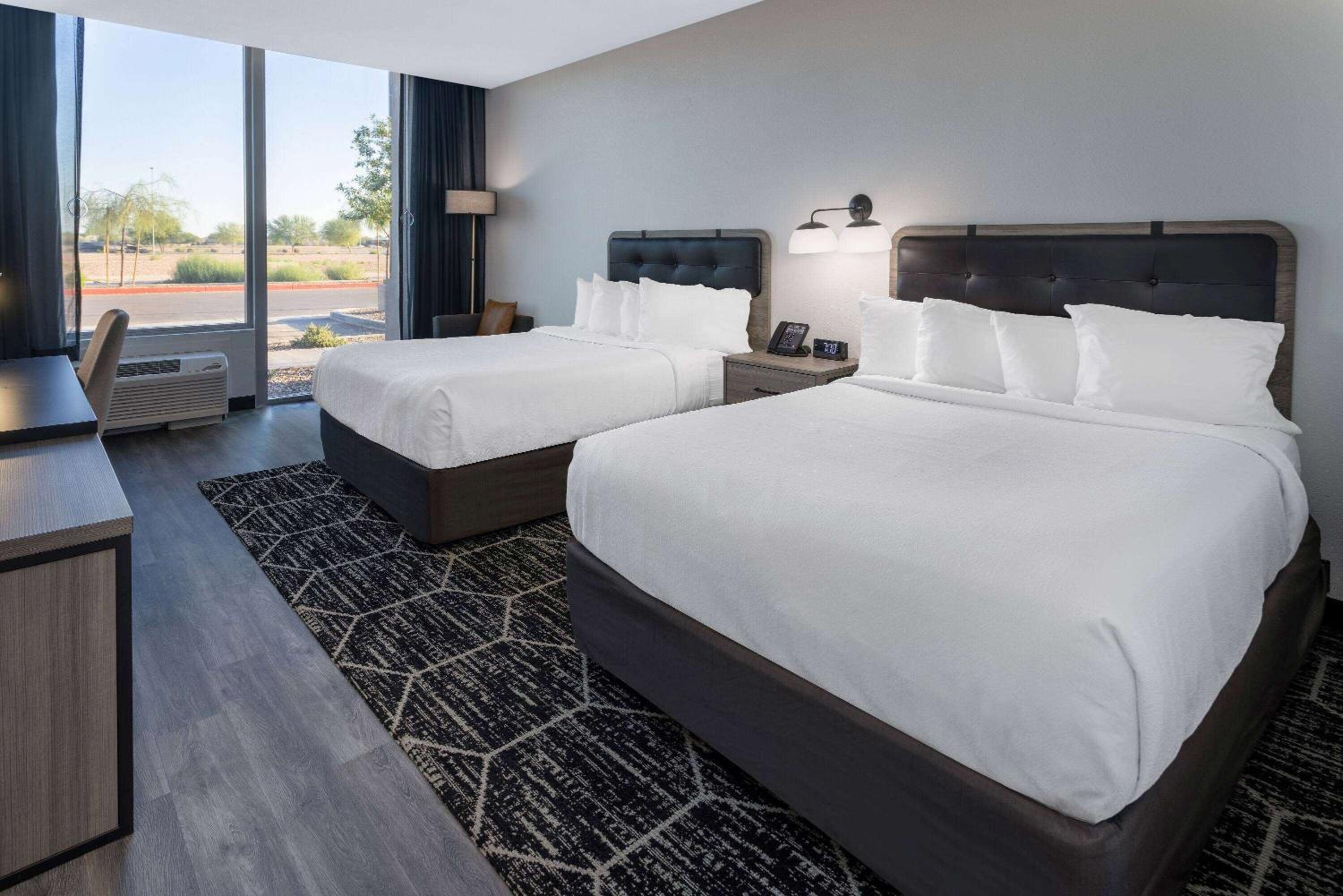 Queen Room with Two Queen Beds and Roll-In Shower - Mobility Accessible/Non-Smoking - Photo 3