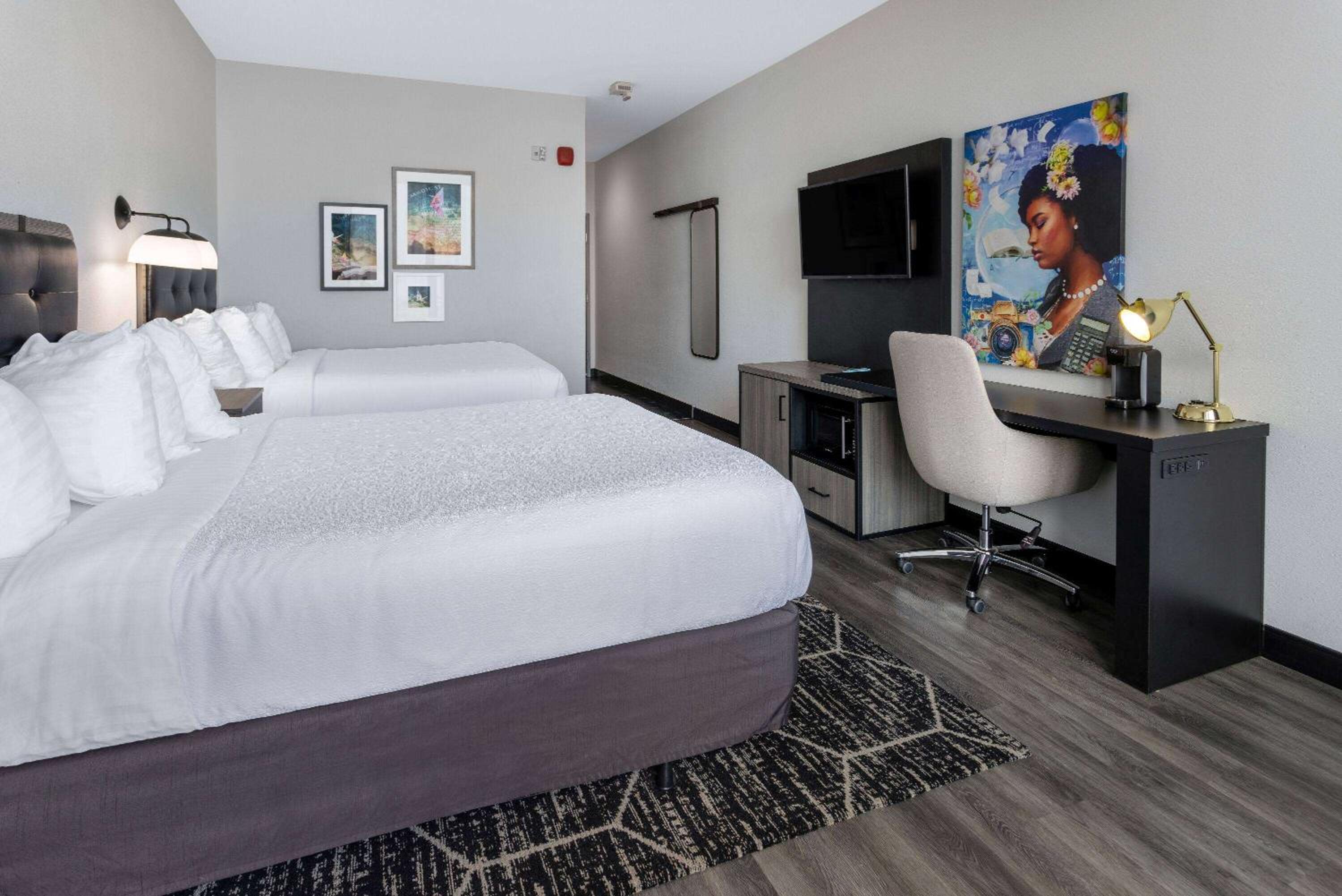 Queen Room with Two Queen Beds and Roll-In Shower - Mobility Accessible/Non-Smoking - Photo 4