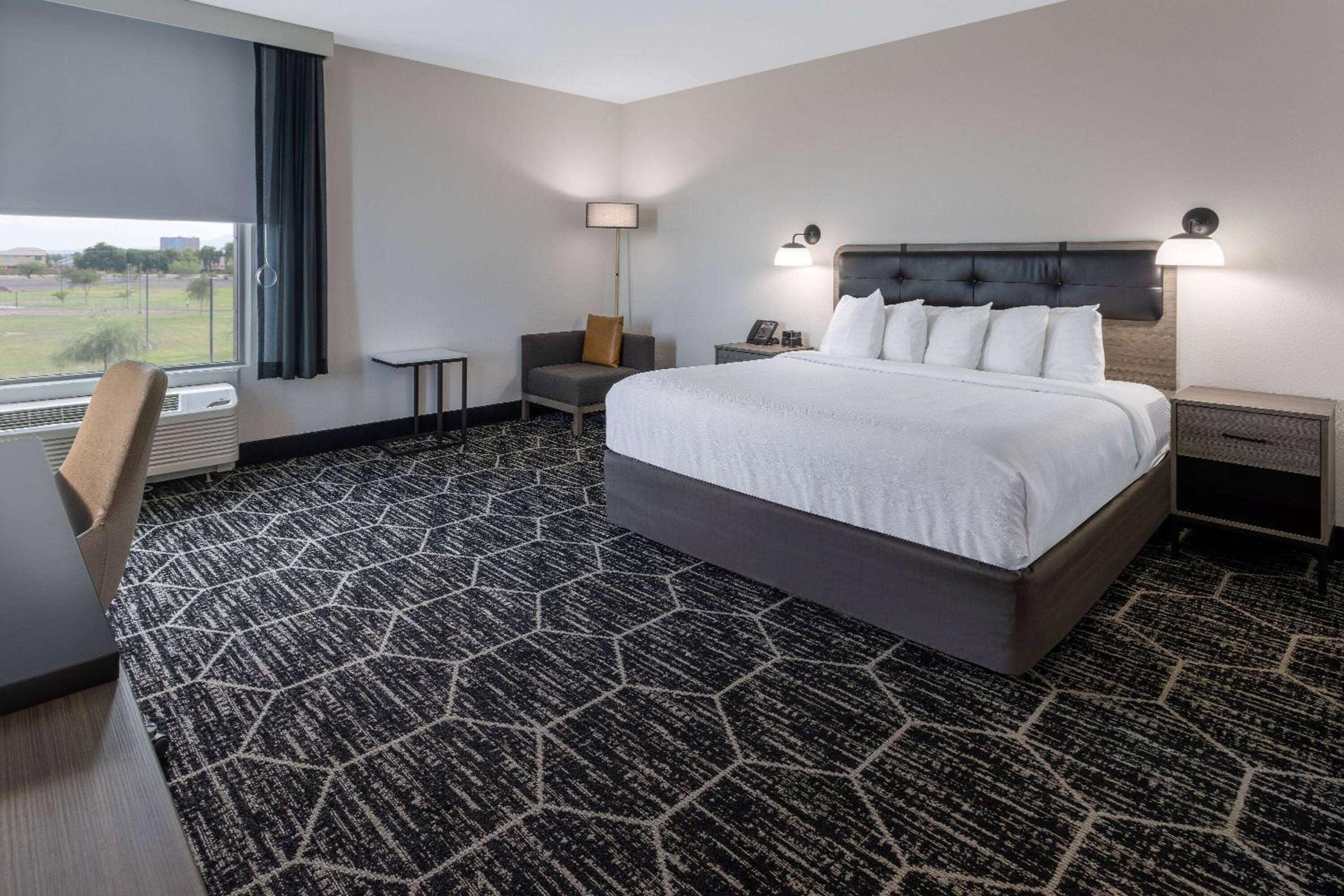 Deluxe King Room with Roll-In Shower -  Mobility Accessible/Non-Smoking - Photo 5