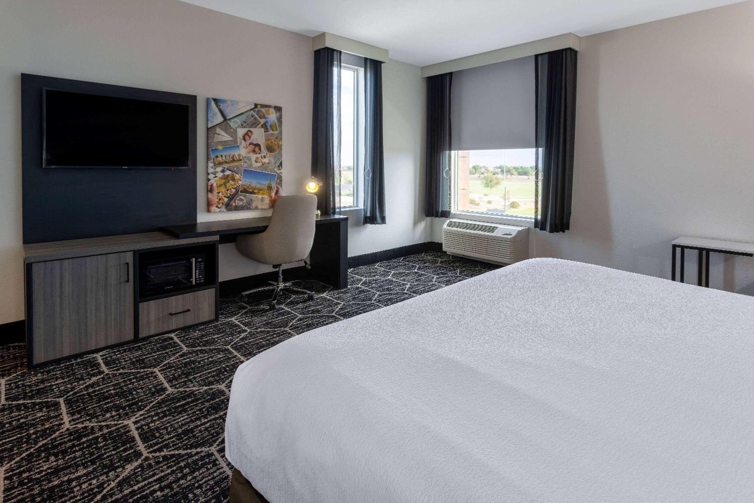 King Room - Non-Smoking - Photo 6