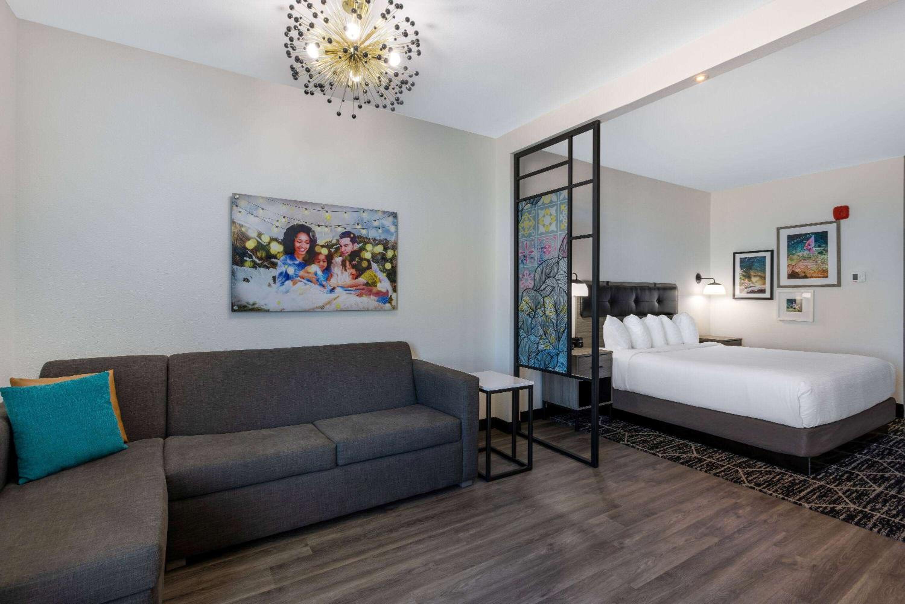 Deluxe King Room with Roll-In Shower -  Mobility Accessible/Non-Smoking - Photo 1