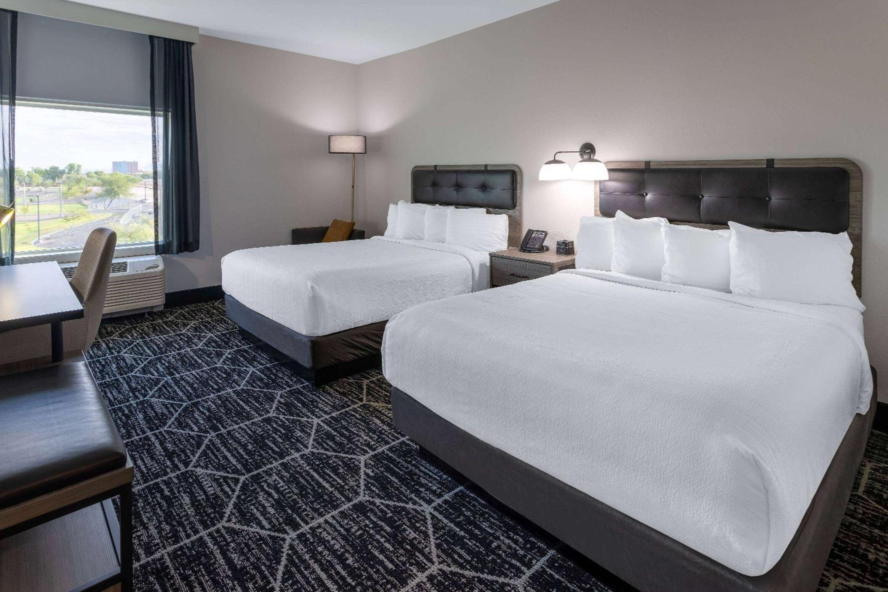 Queen Room with Two Queen Beds and Roll-In Shower - Mobility Accessible/Non-Smoking - Photo 6