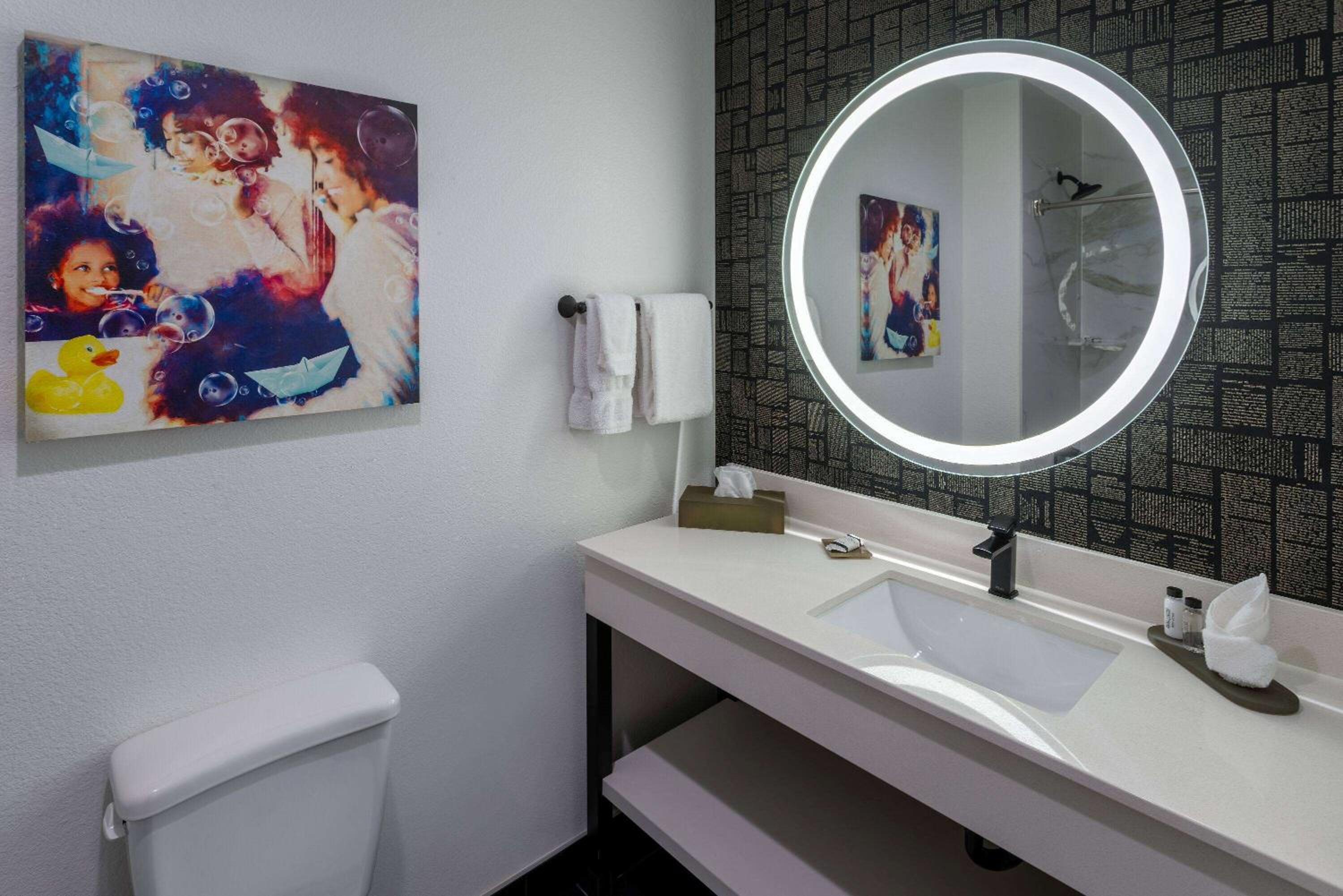 Deluxe King Room with Roll-In Shower -  Mobility Accessible/Non-Smoking - Photo 3