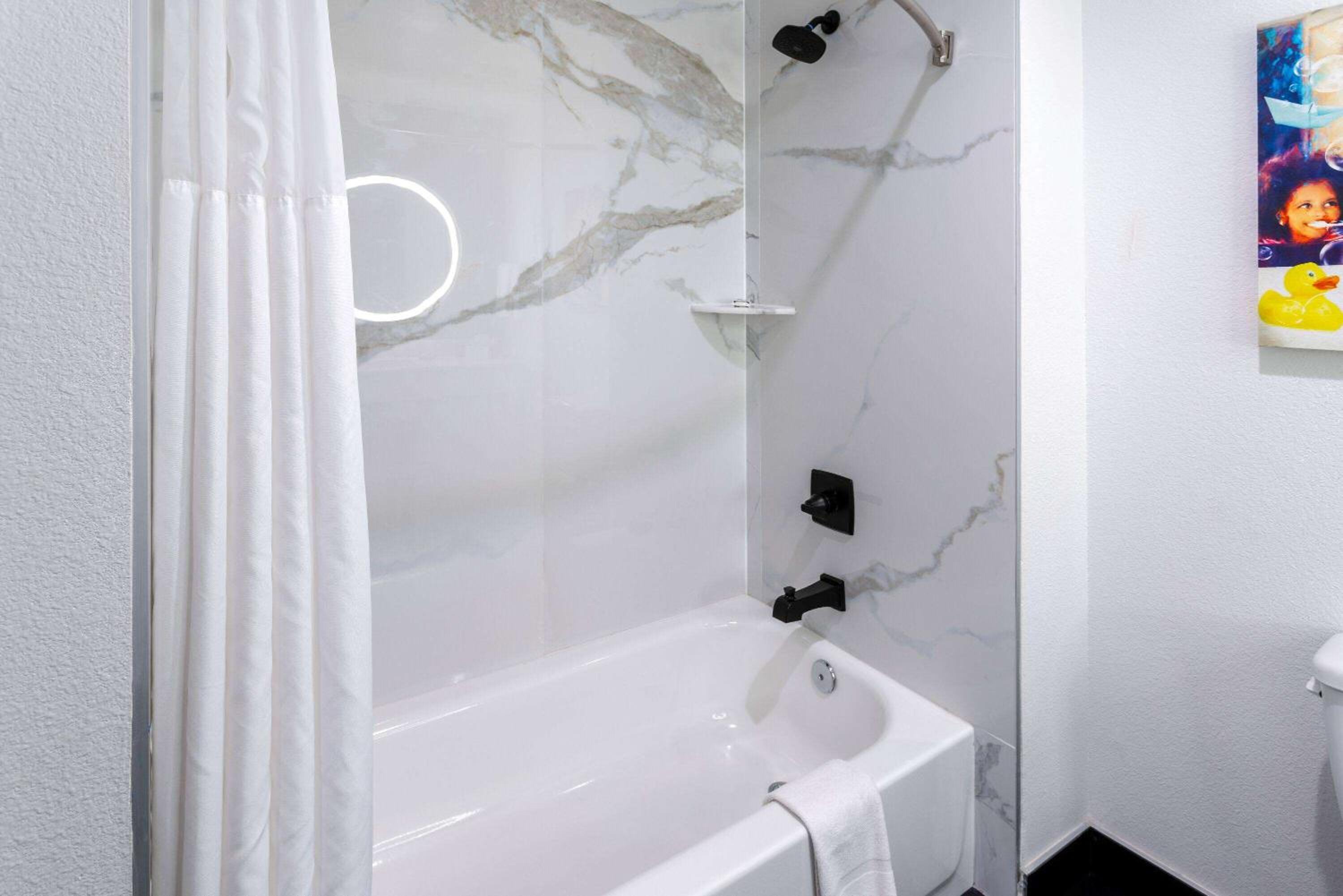 Deluxe King Room - Non-Smoking - Photo 4