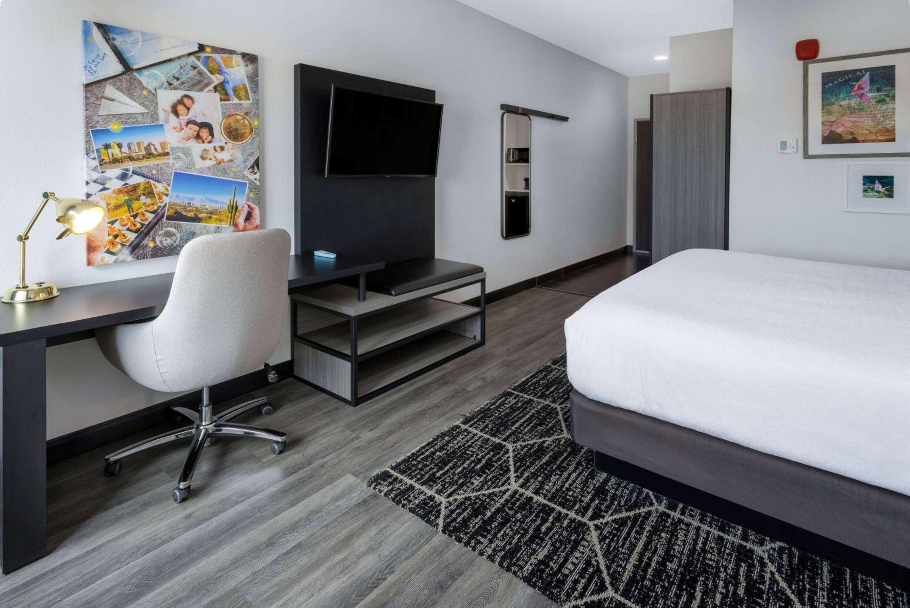 King Room - Non-Smoking - Photo 2