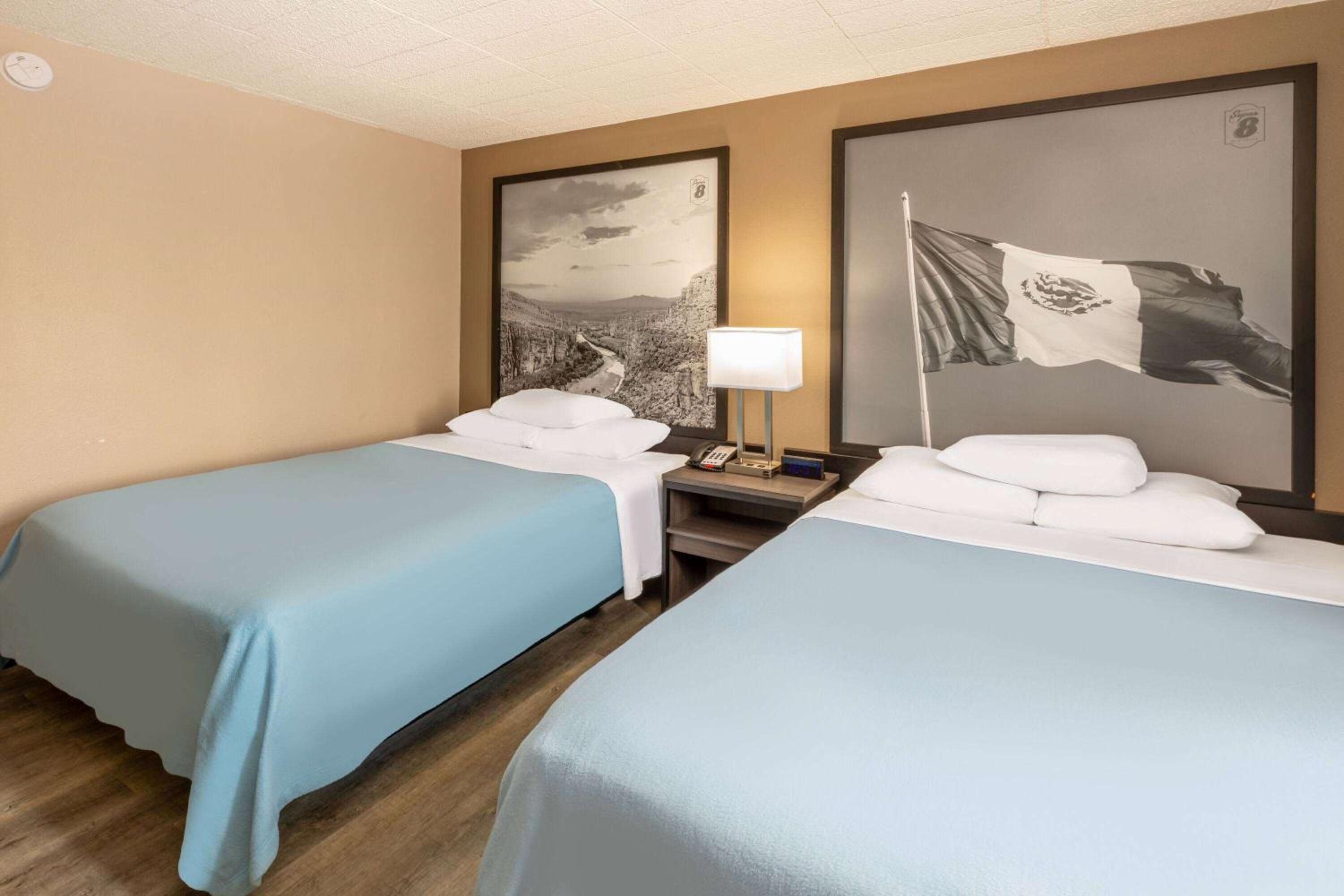 Queen Room with Two Queen Beds - Non-Smoking - Photo 4