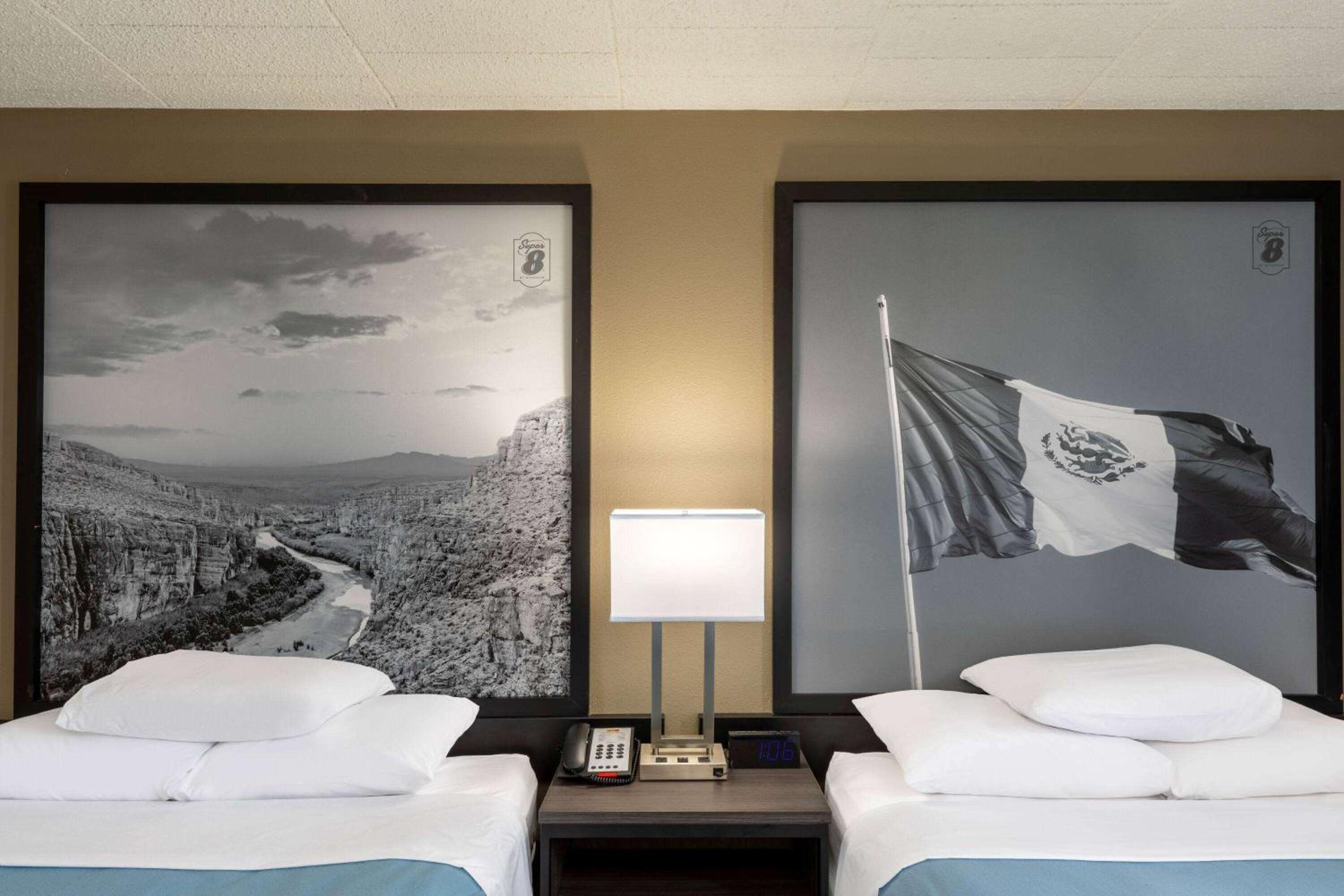 Queen Room with Two Queen Beds - Non-Smoking - Photo 3