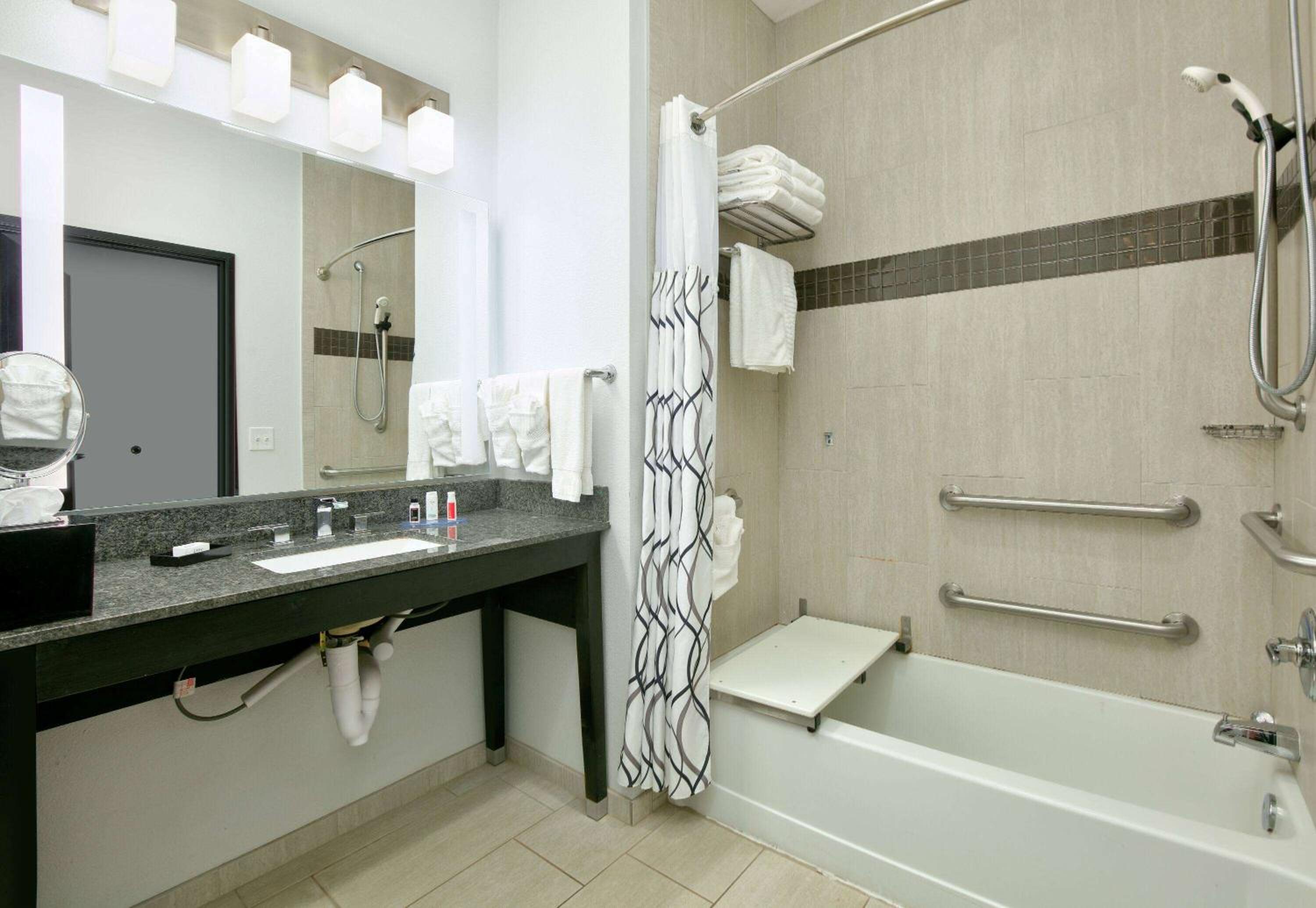 2 Queen Beds, Mobility/Hearing Accessible Suite, Tub w/ Grab Bars, Non-Smoking photo 2