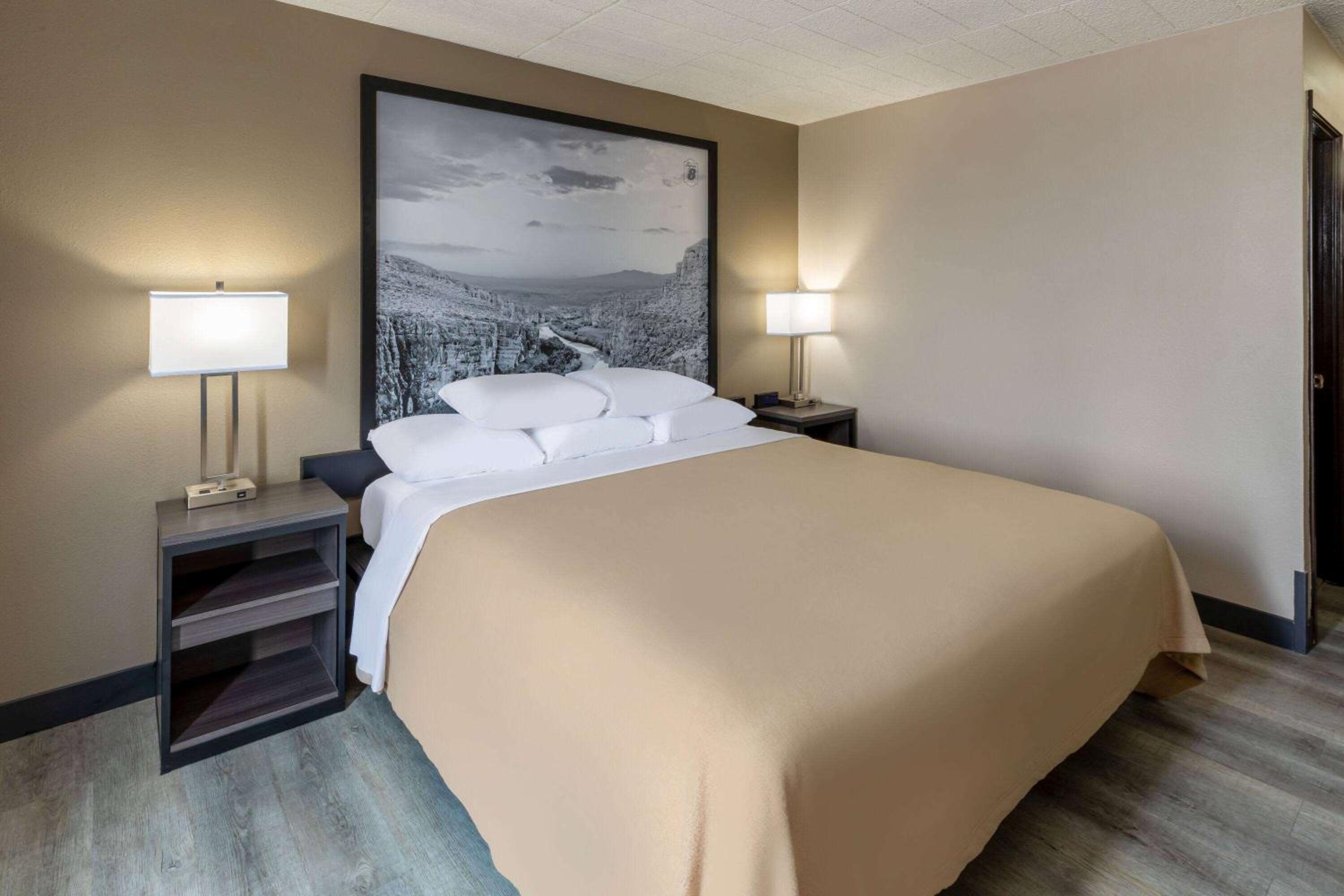 King Room - Non-Smoking - Photo 6