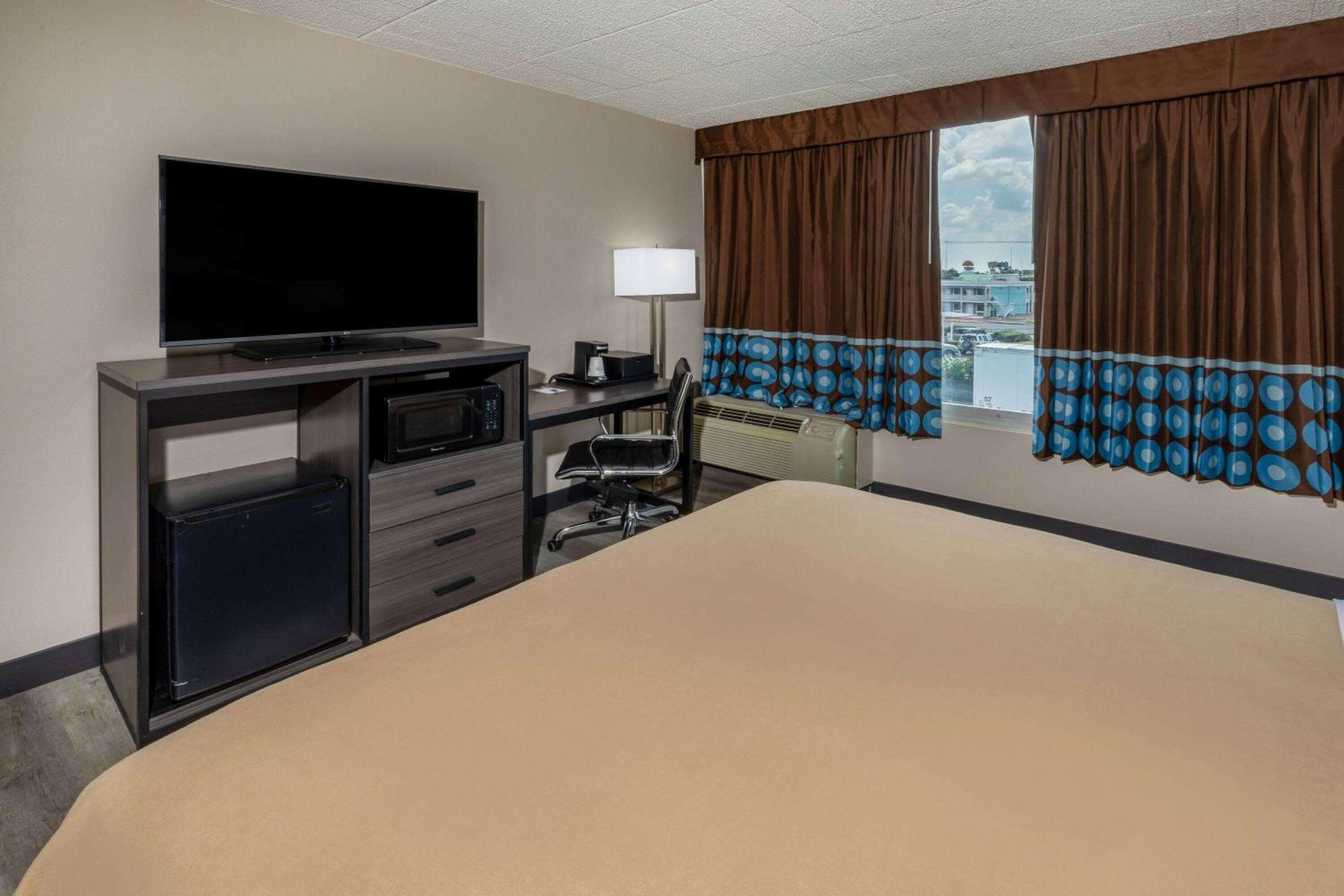 King Room - Non-Smoking - Photo 3