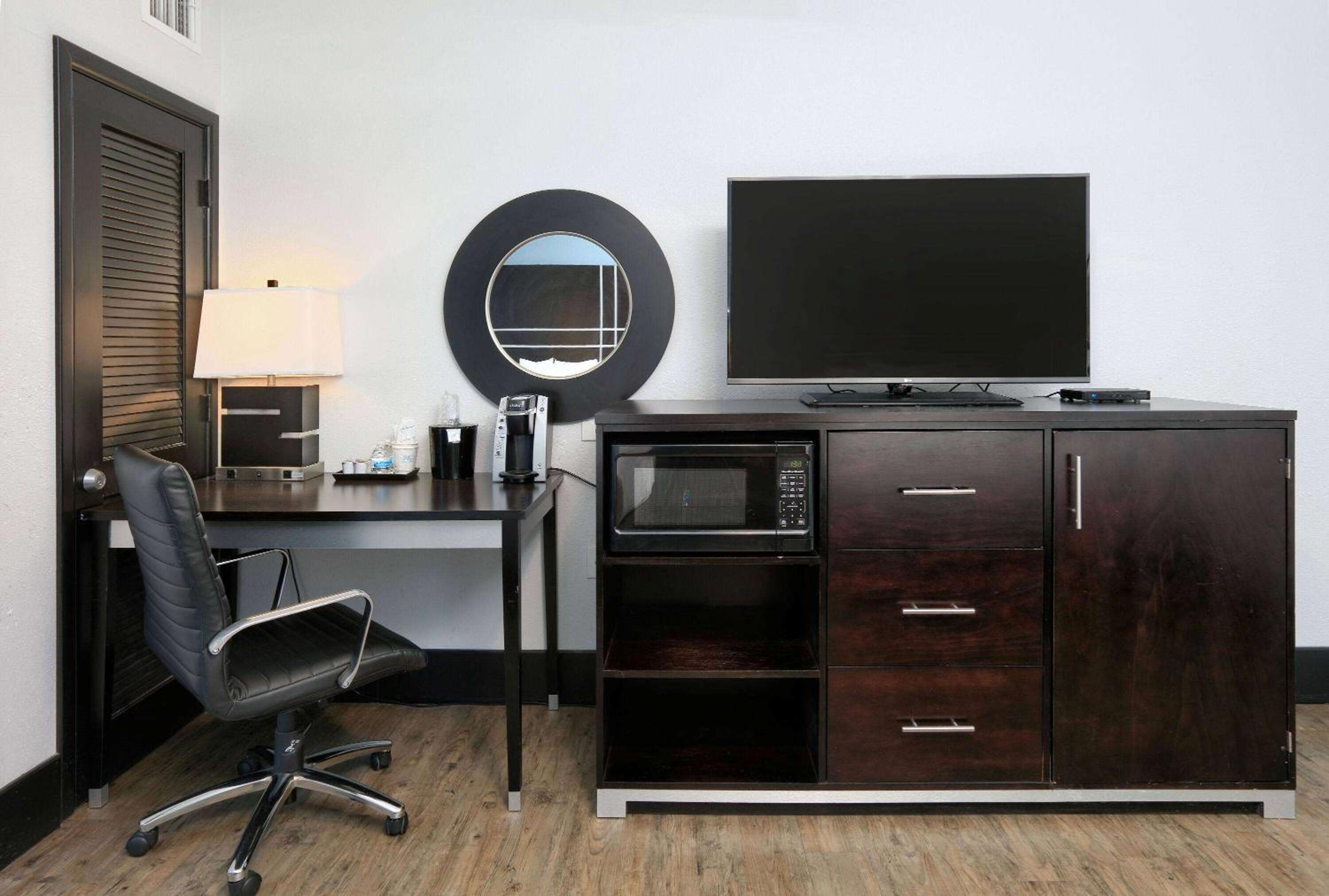 2 Queen Beds, Mobility/Hearing Accessible Suite, Tub w/ Grab Bars, Non-Smoking photo 3