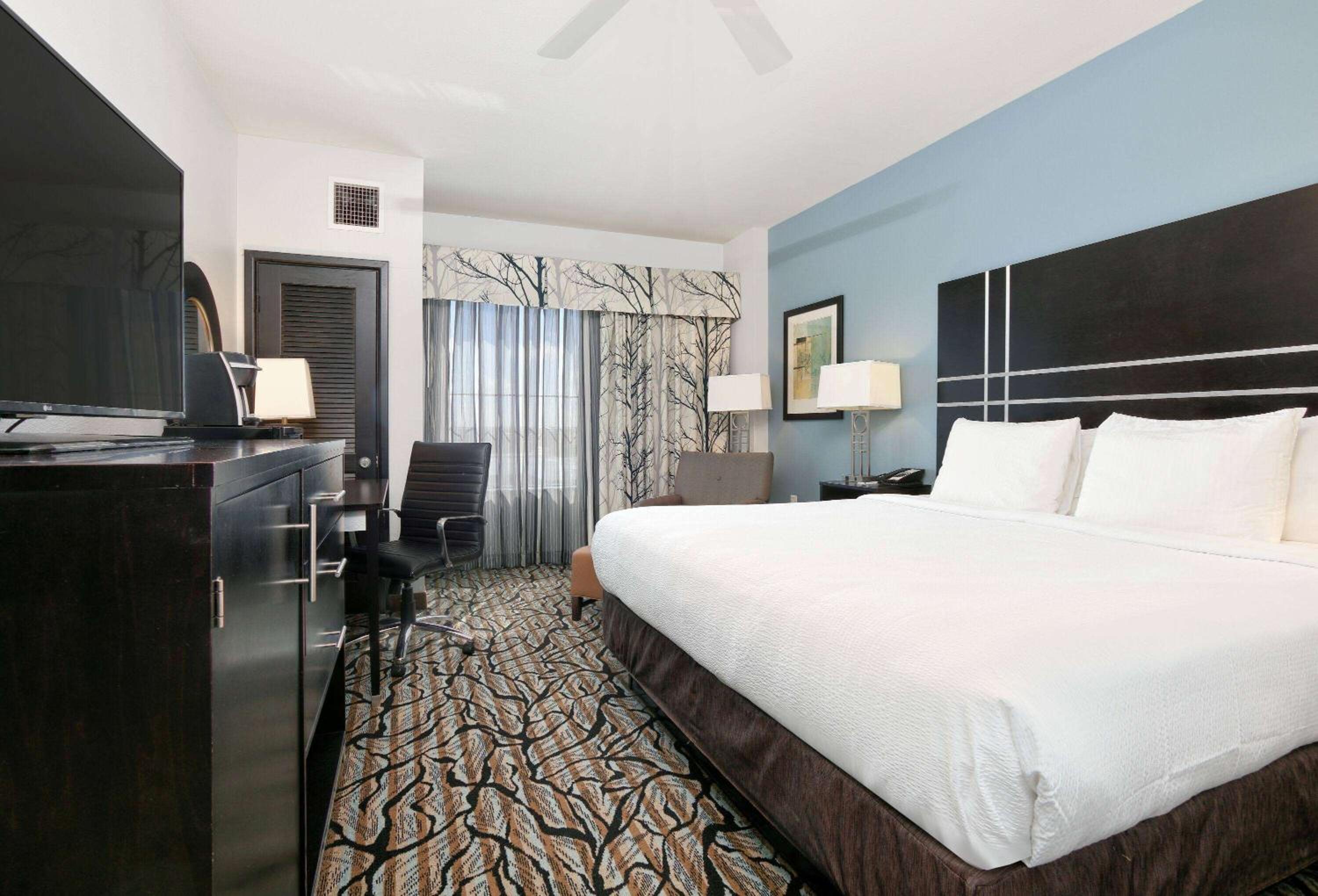 1 King Bed, Mobility/Hearing Accessible Room, Roll-In-Shower, Non-Smoking