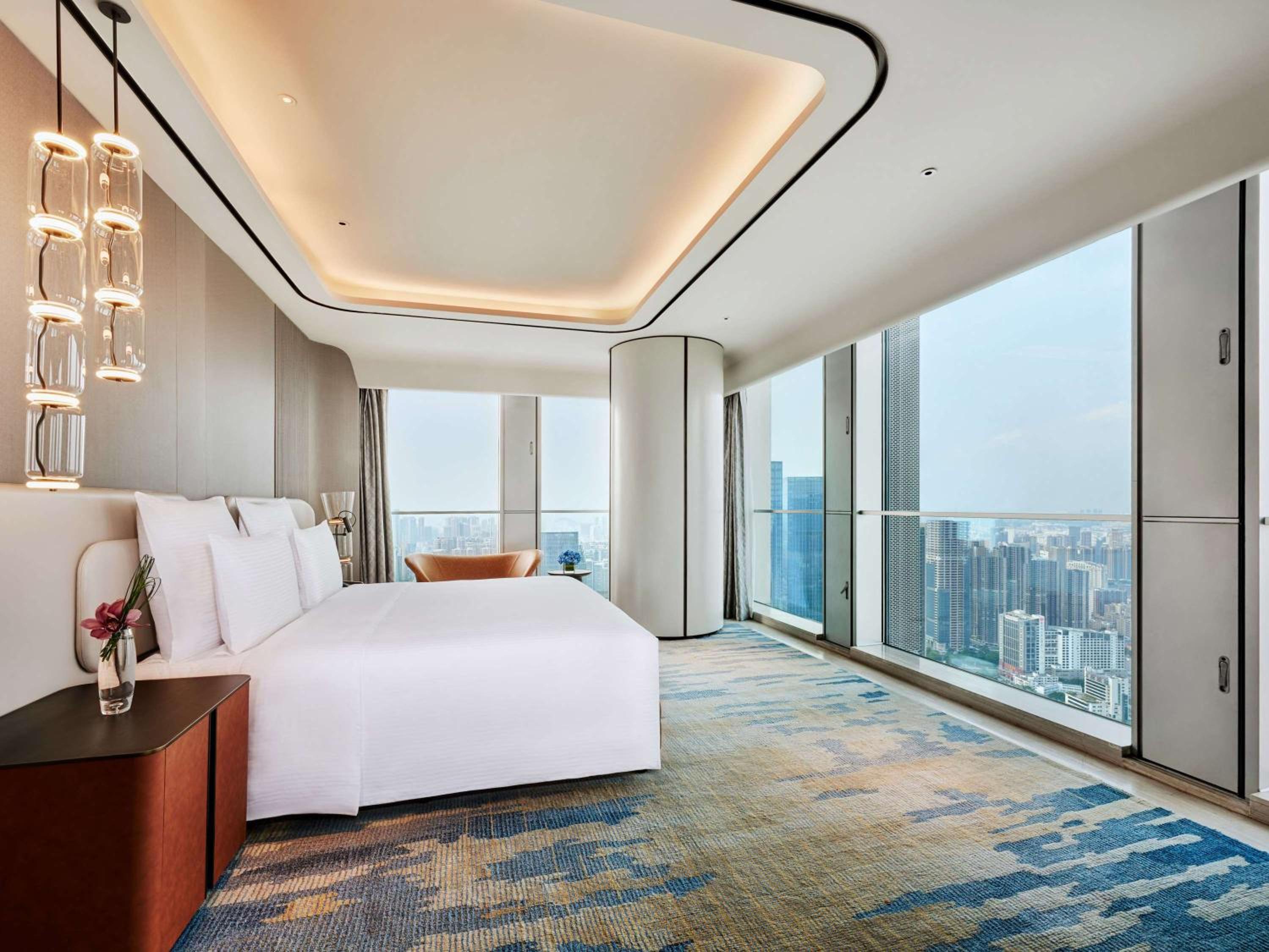 Deluxe Suite with One King Bed and Lounge Access - Skyline View - Photo 1