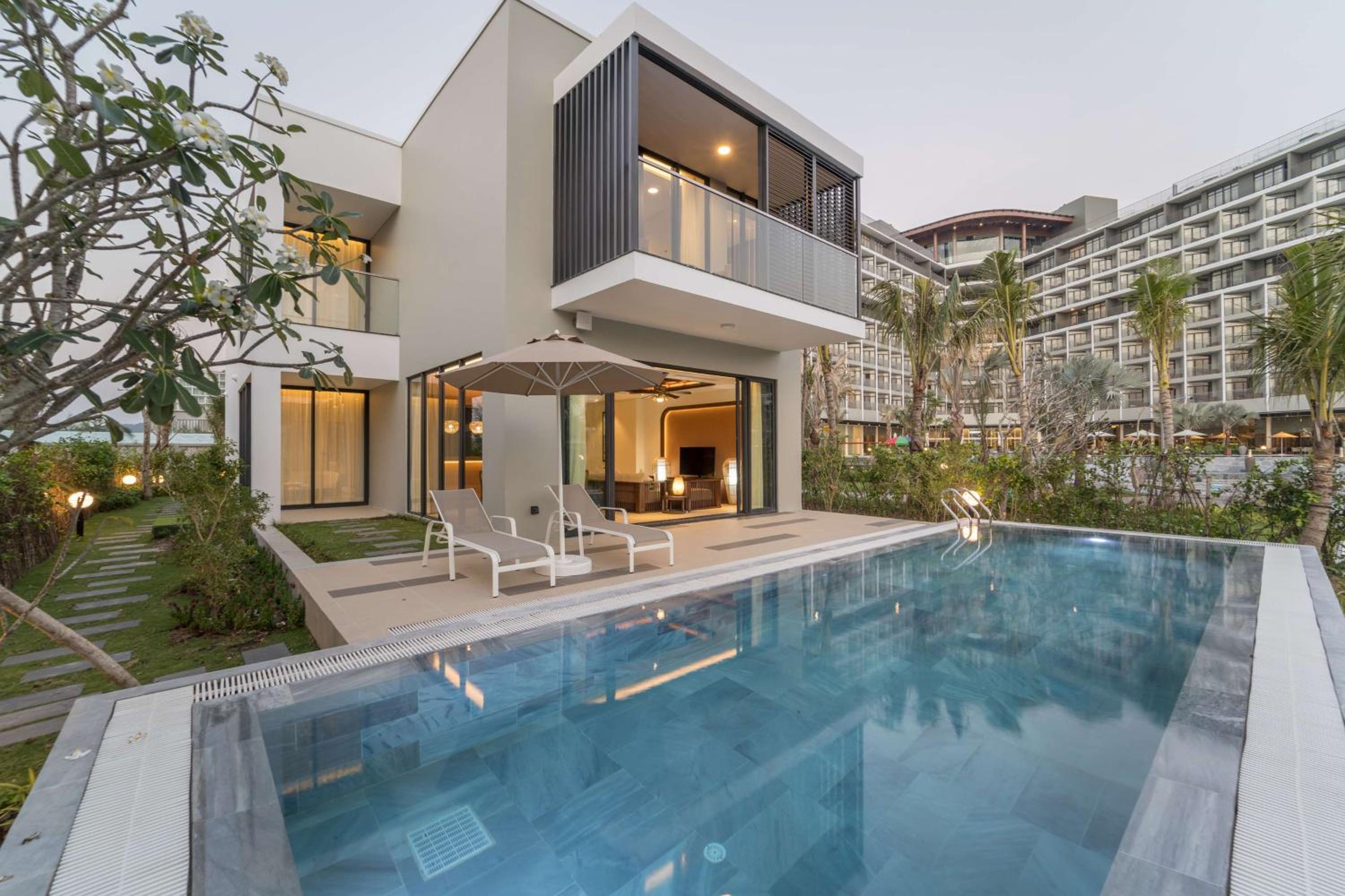 Three-Bedroom Deluxe Villa with One King Bed and Four Single Beds - Private Pool photo 2