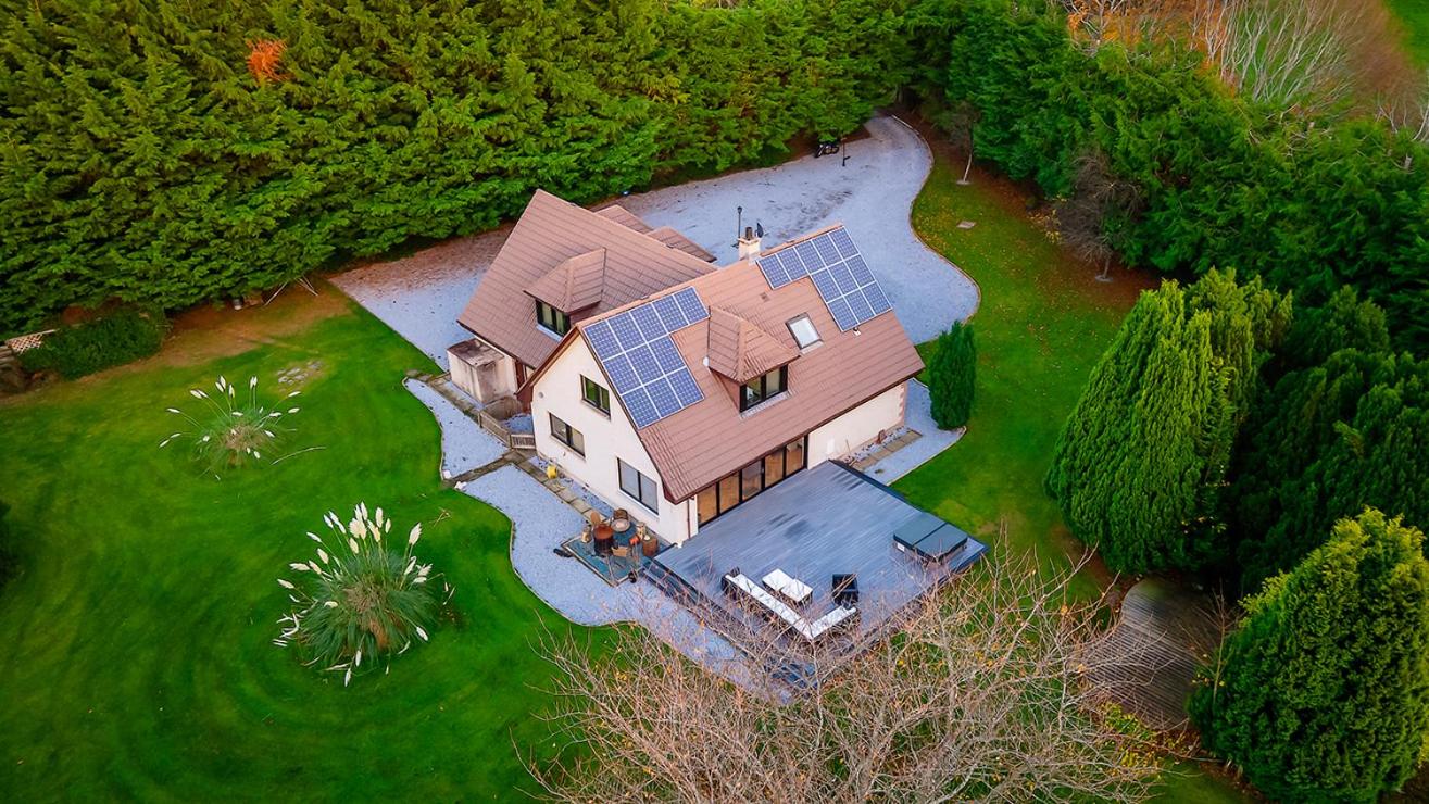 Five-Bedroom House photo 2