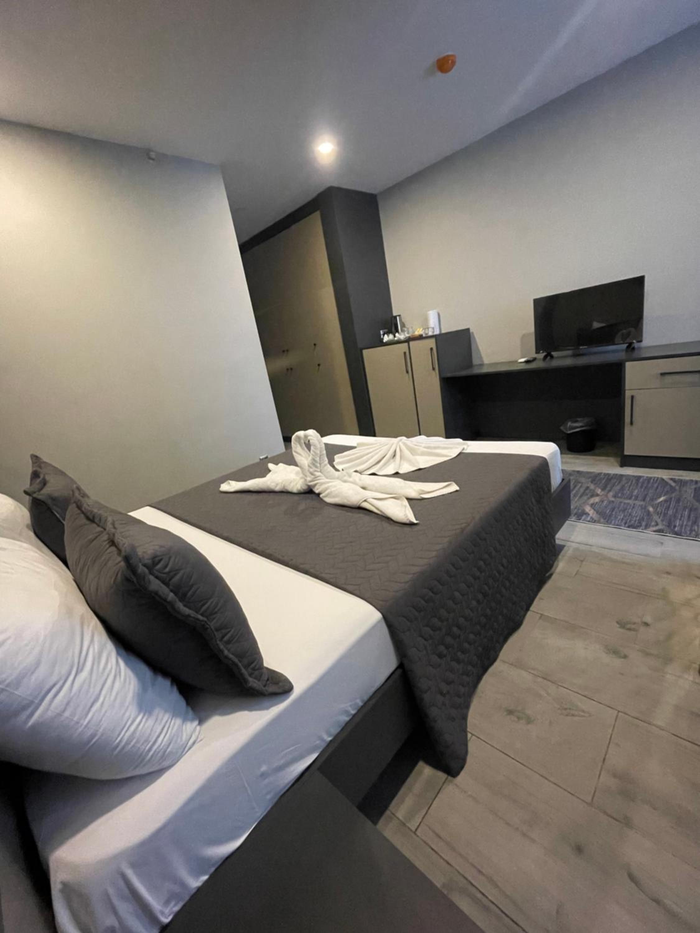 Double Room with Lake View - Photo 8