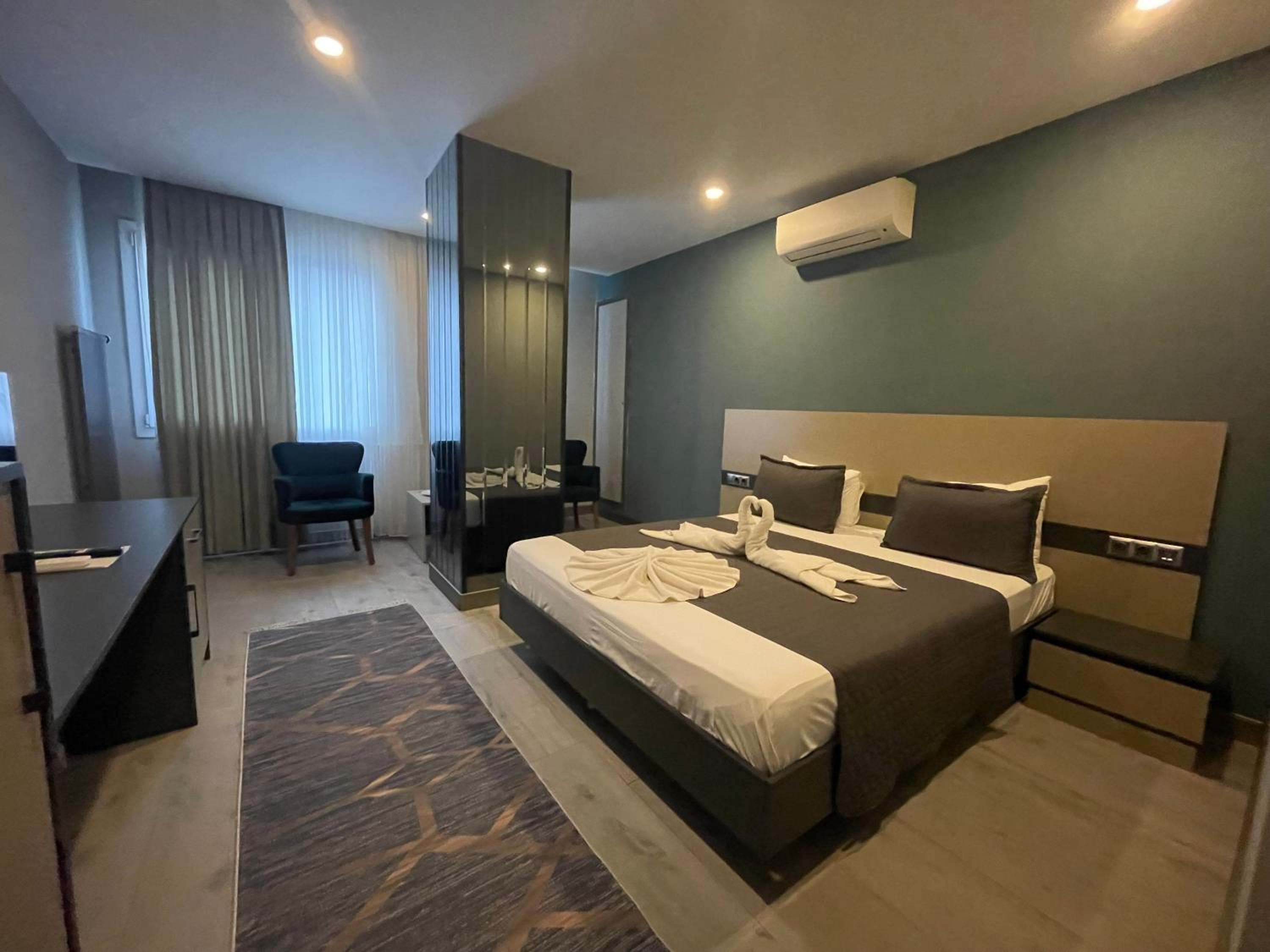 Double Room with Lake View - Photo 1