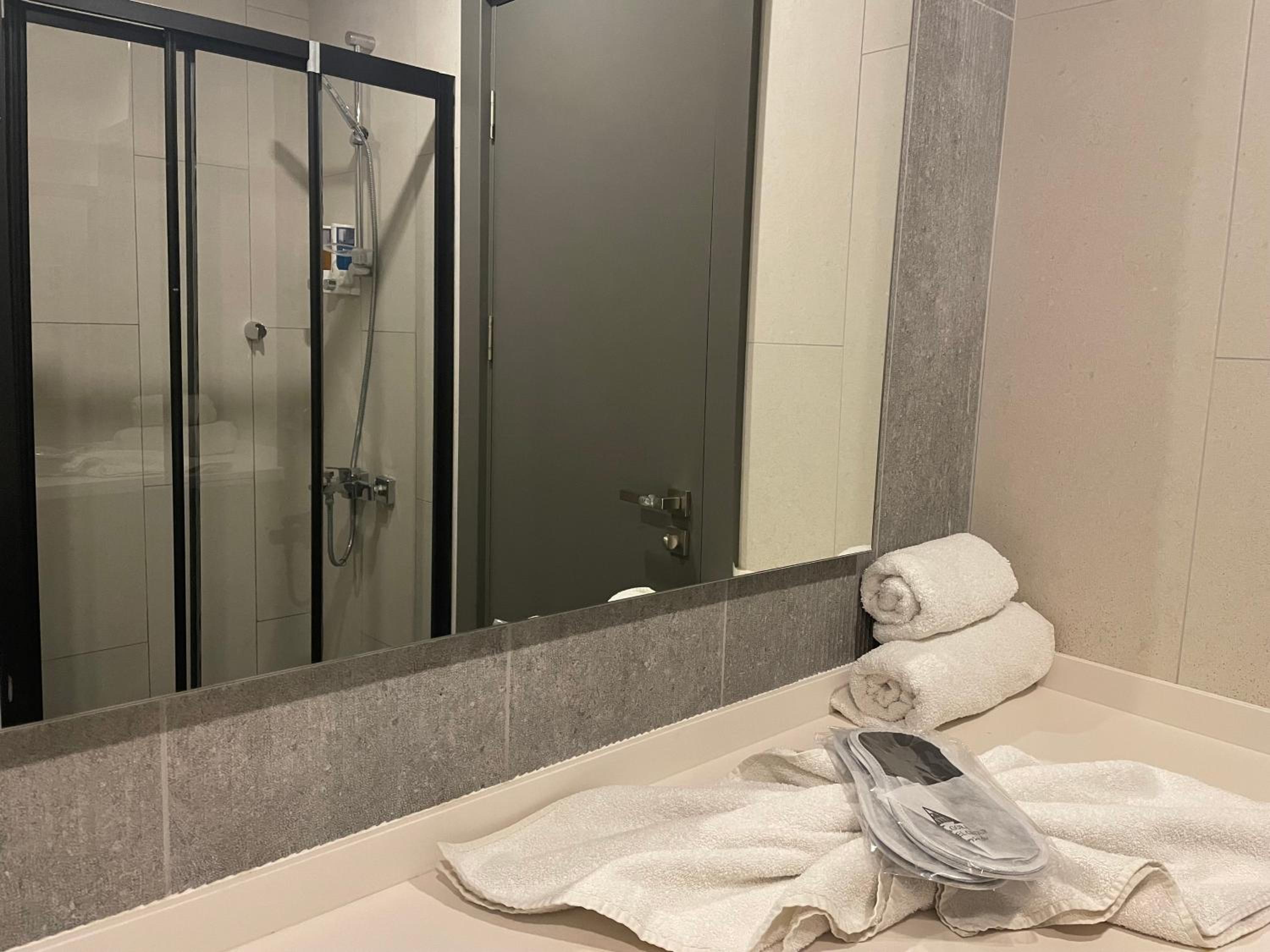 Double Room with Lake View - Photo 10