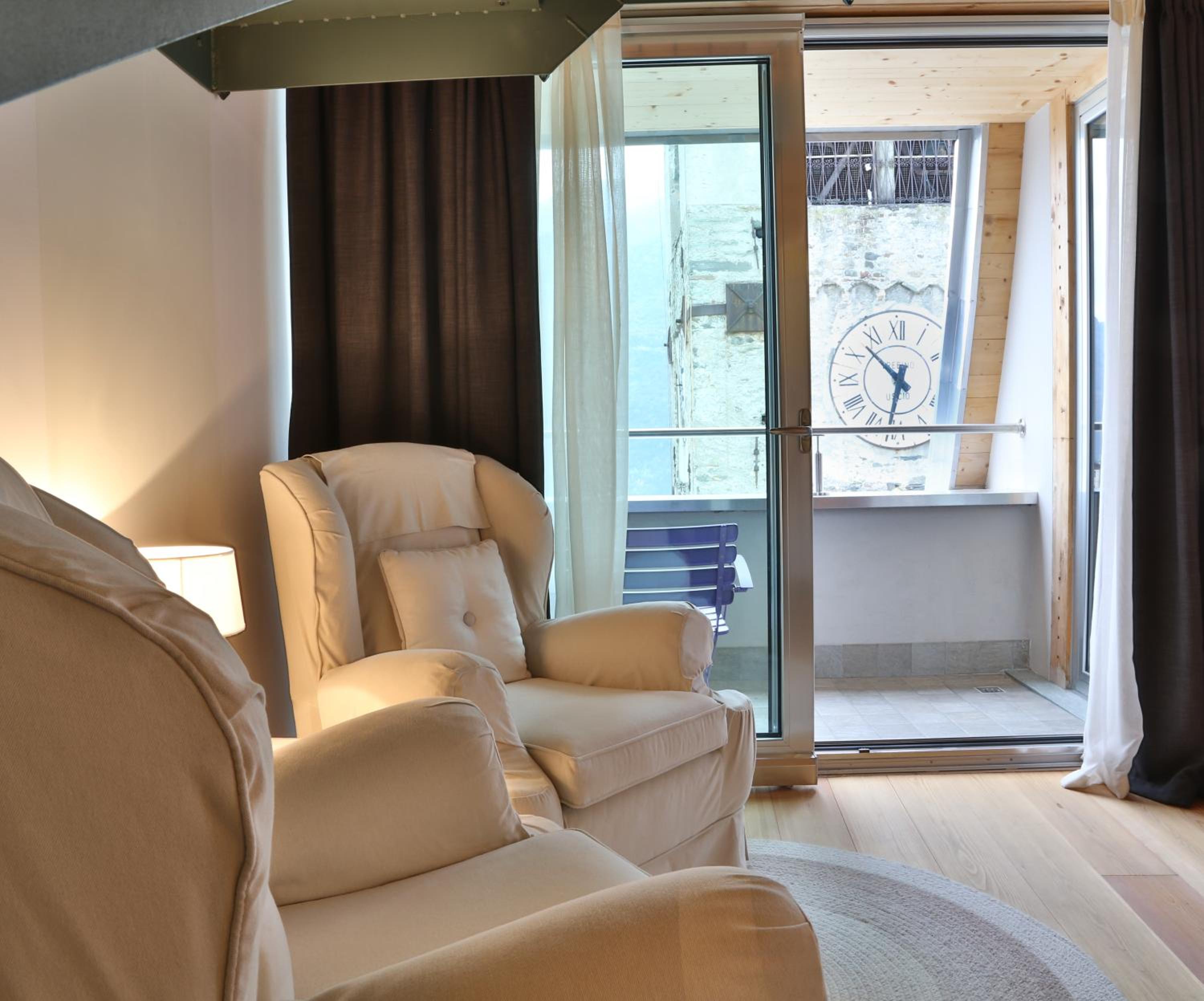 Suite - Photo 1