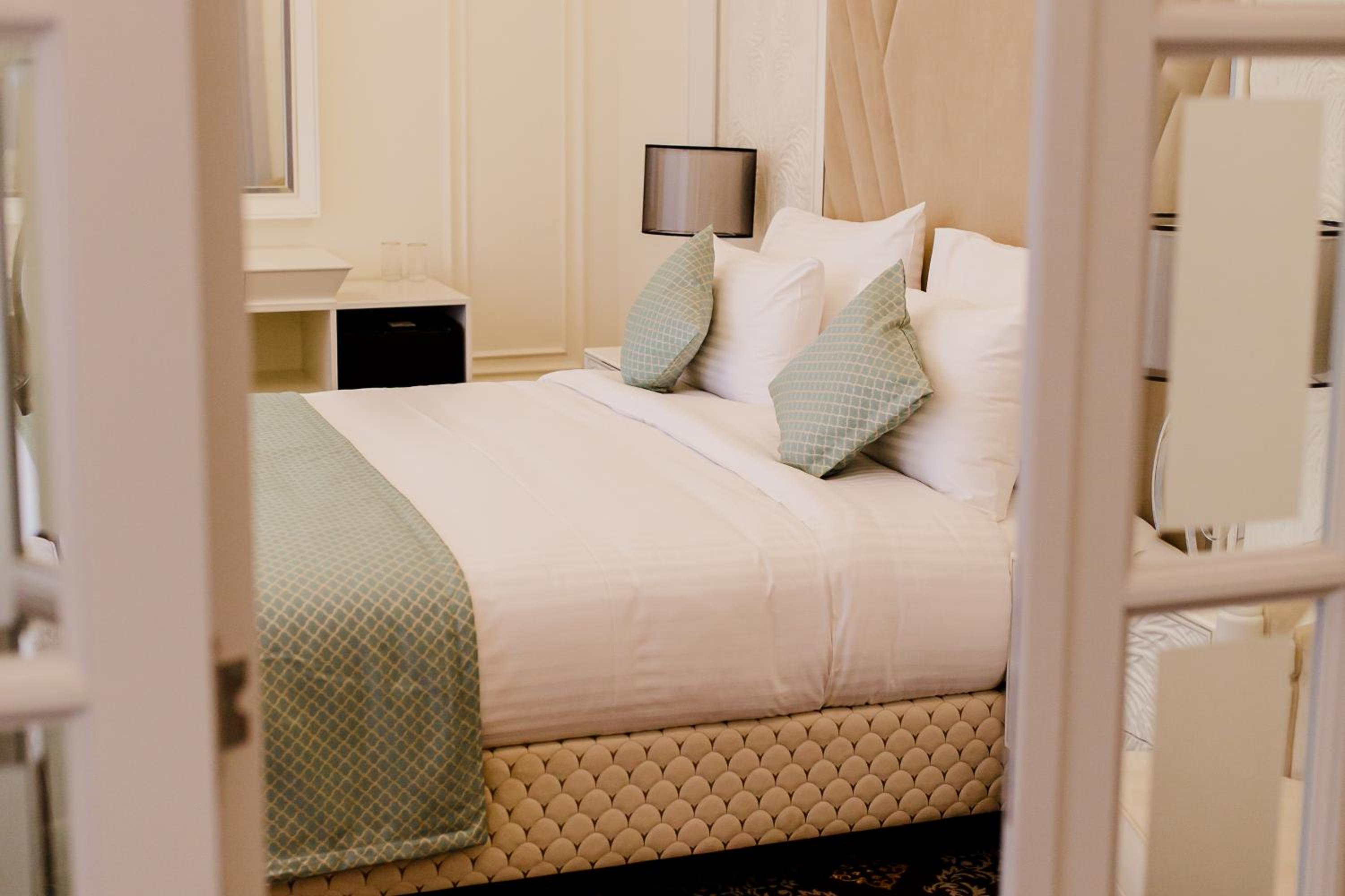 Executive Suite - Photo 6