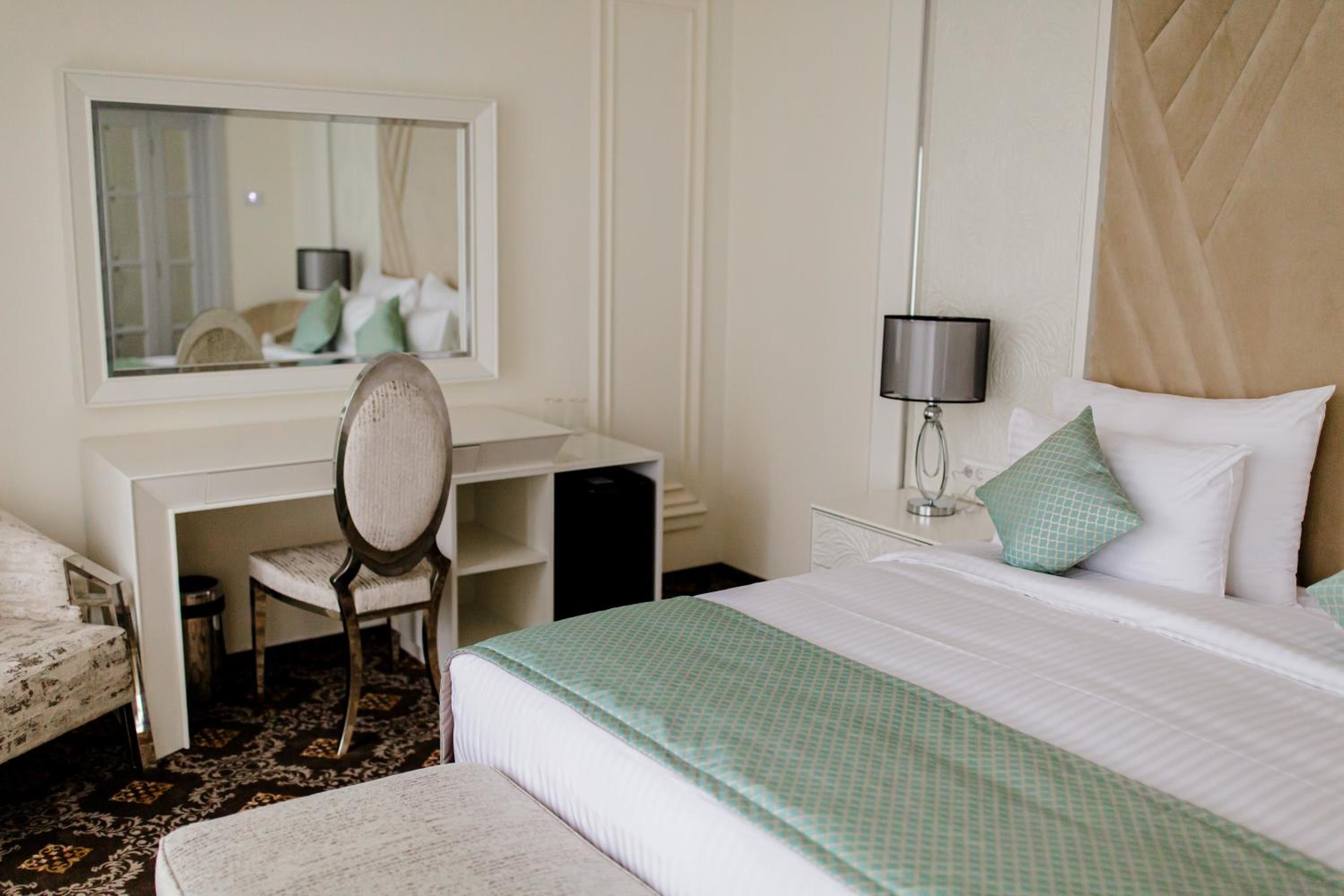 Executive Suite - Photo 7