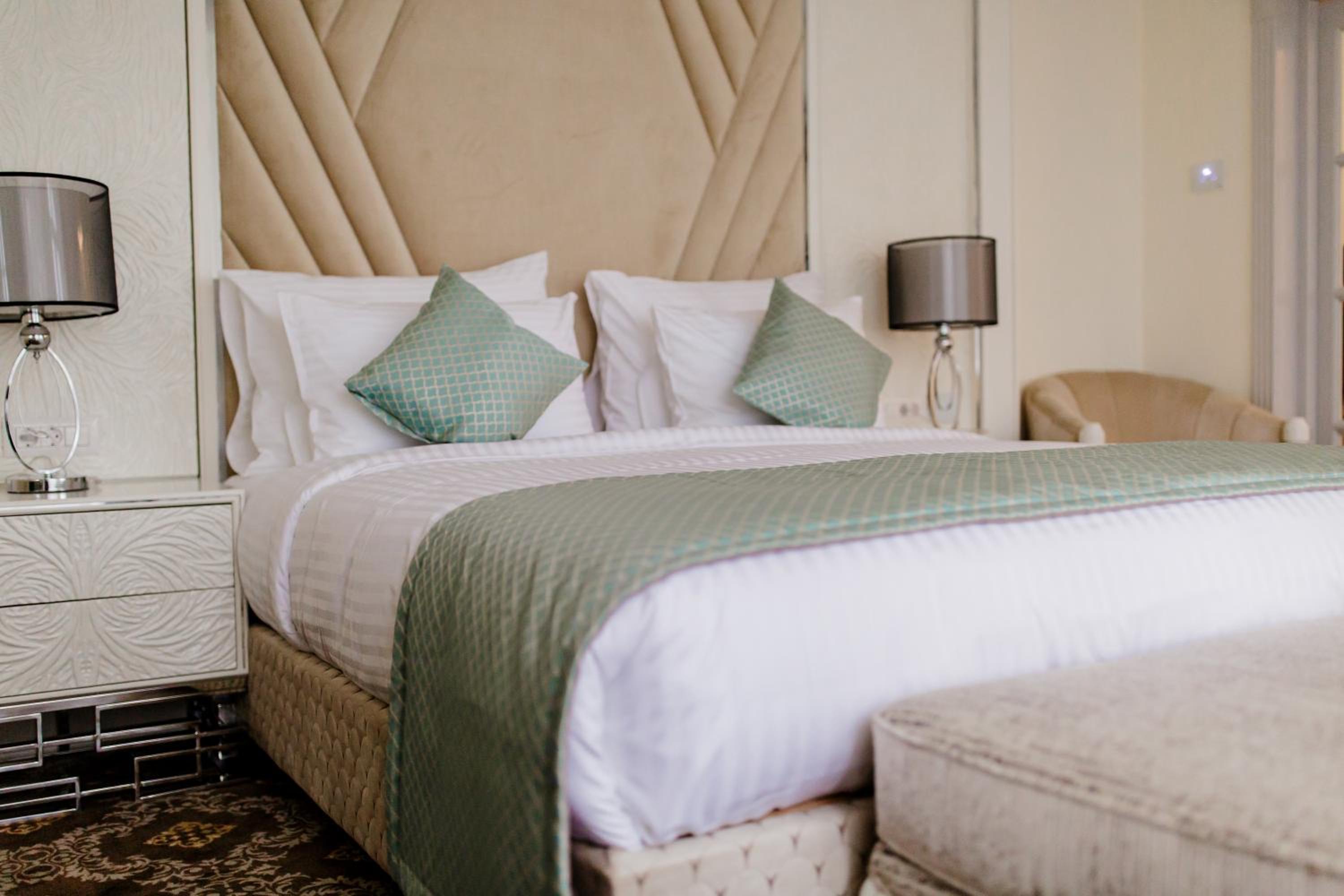Executive Suite - Photo 8