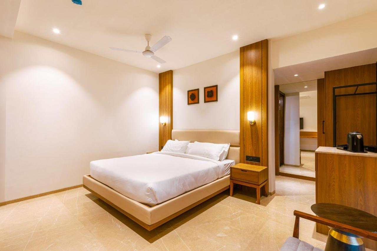 Deluxe King Room - Photo 4