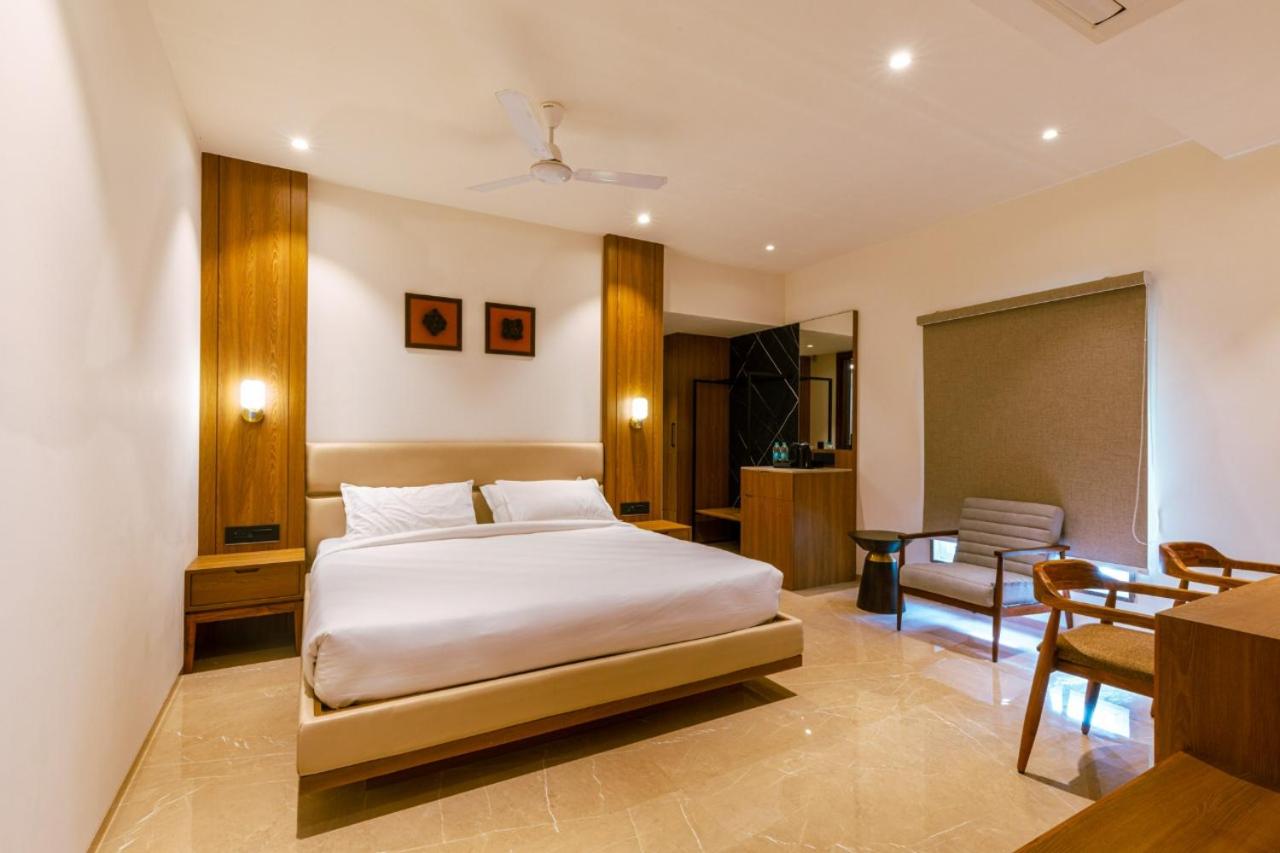 Deluxe King Room - Photo 3