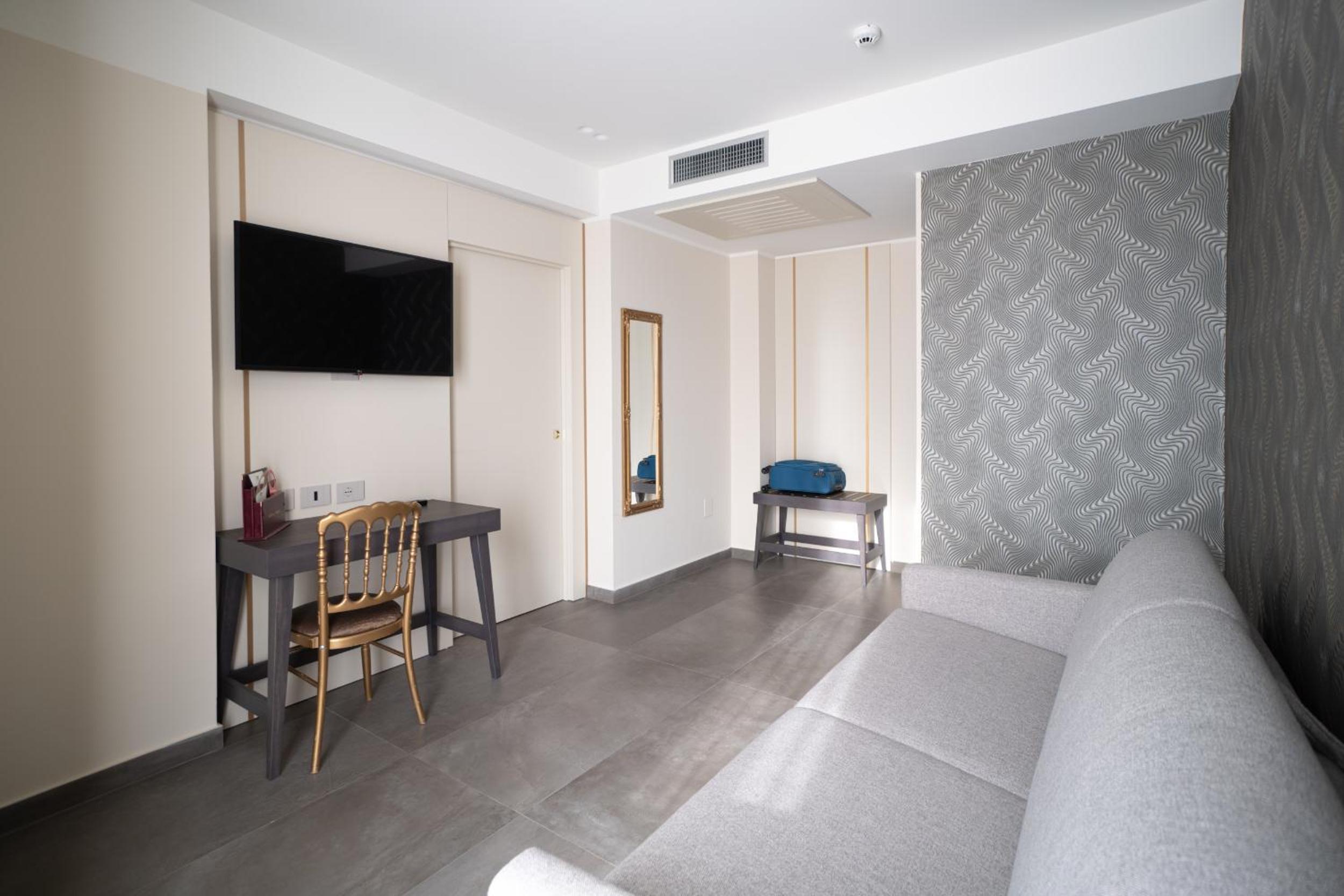 Superior Family Room - Photo 2