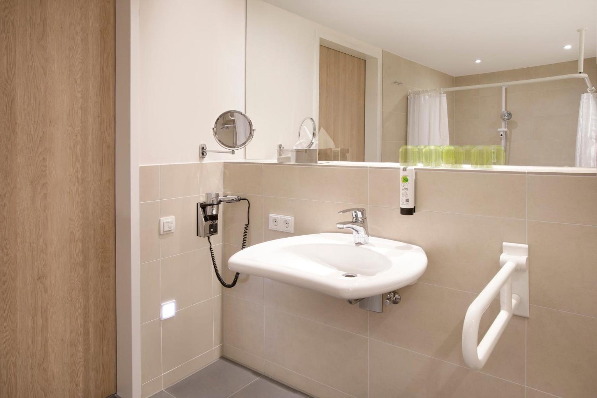 Standard Queen Room - Accessible photo 2