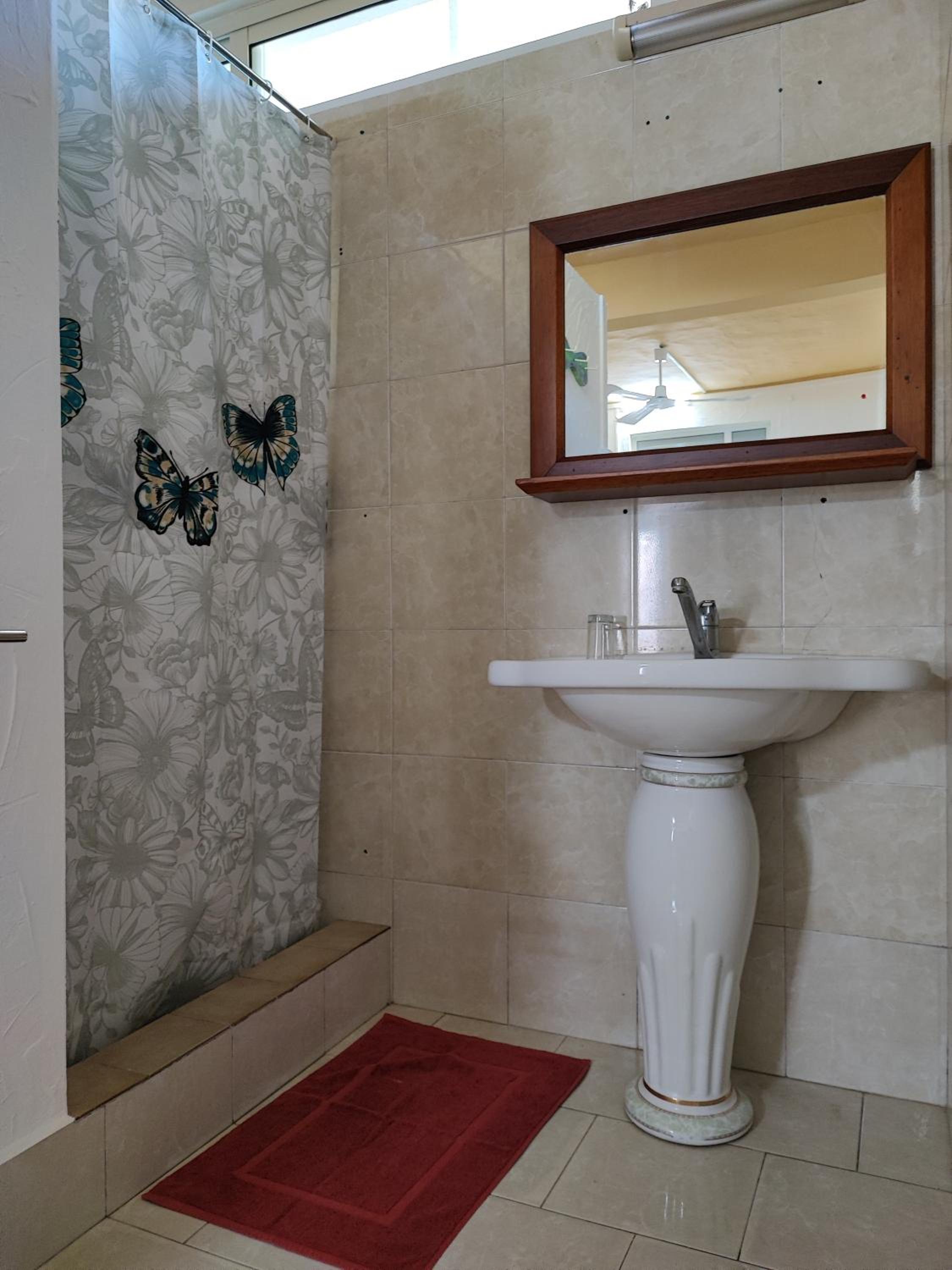 Double Room with Private Bathroom - Photo 3