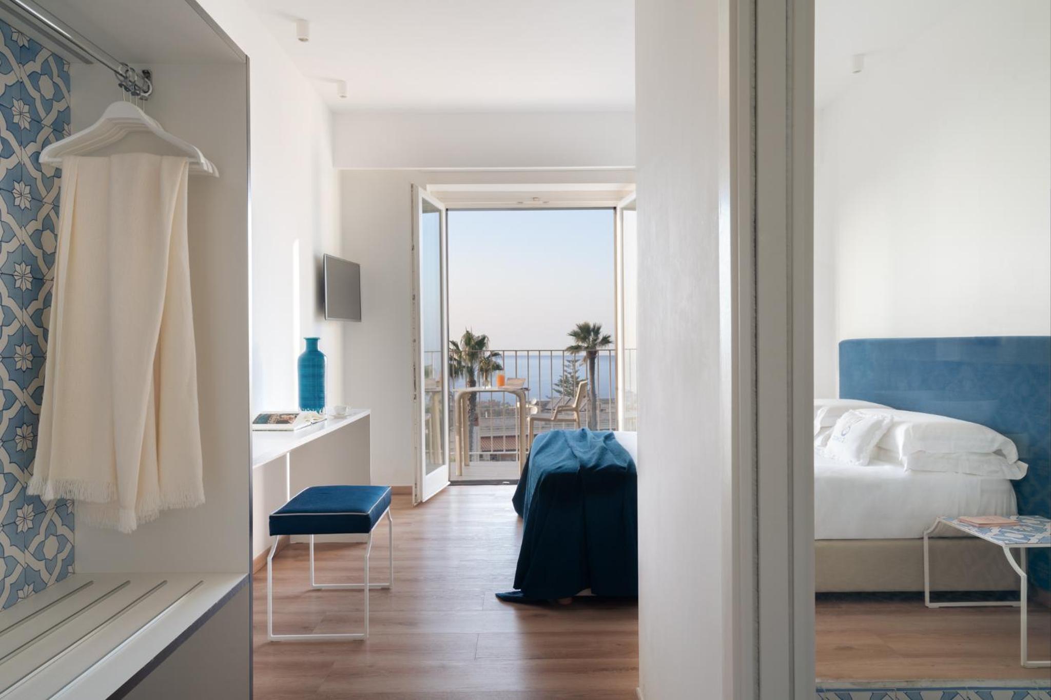 Deluxe Double Room with Balcony and Sea View