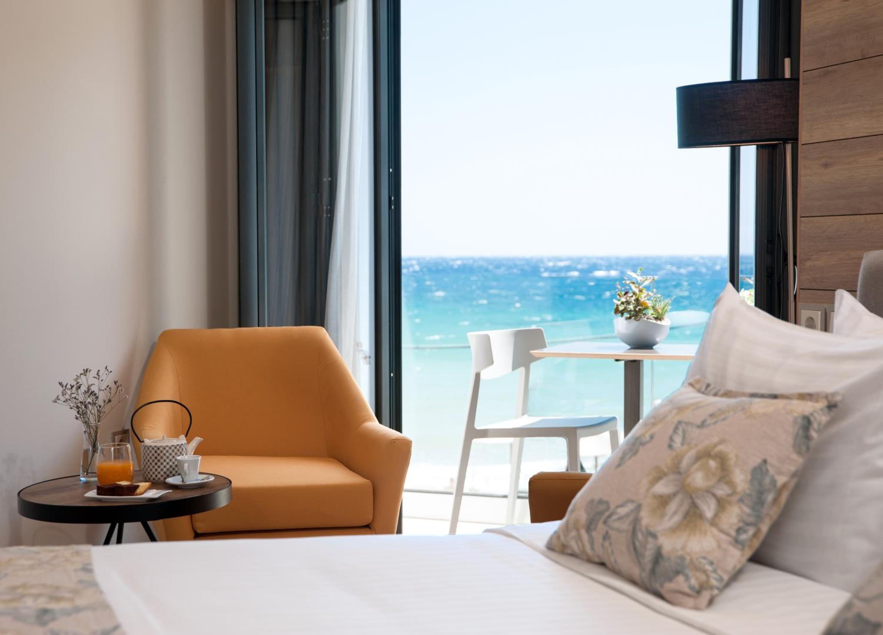 Double or Twin Room with Sea View - Photo 3